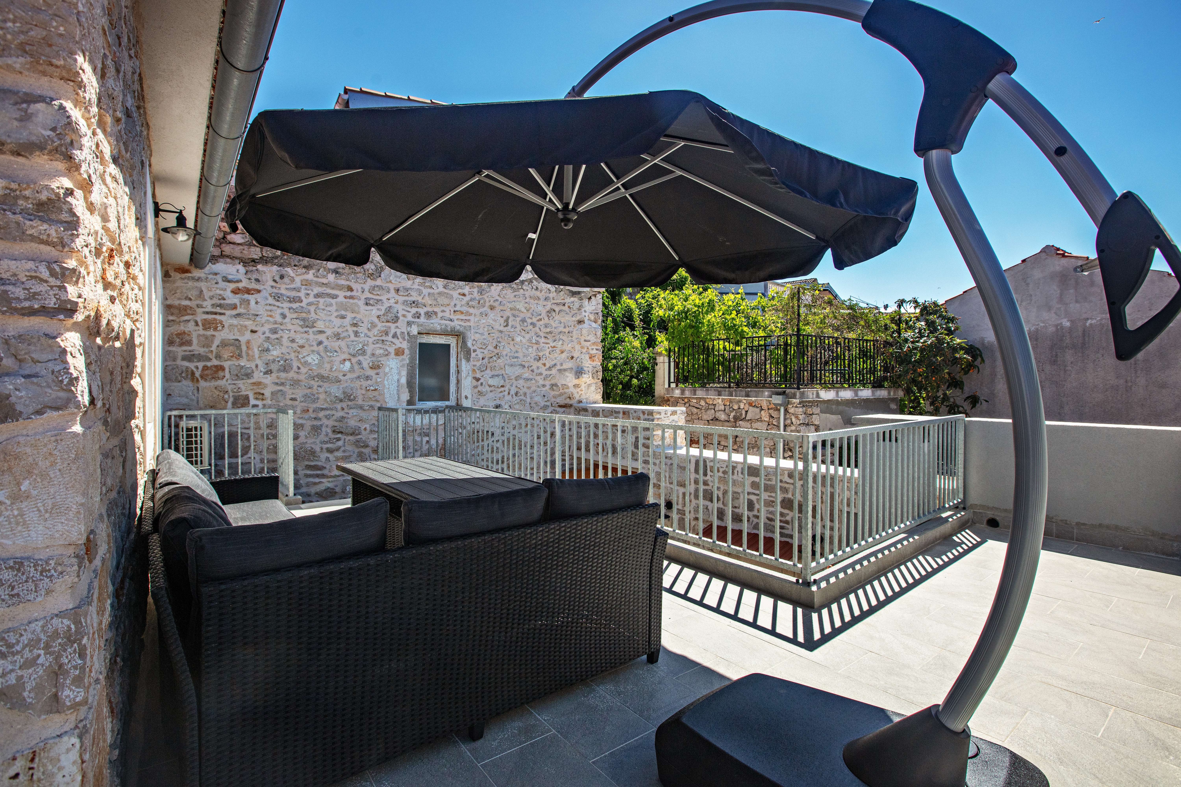 Two bedroom house with terrace Murter  K