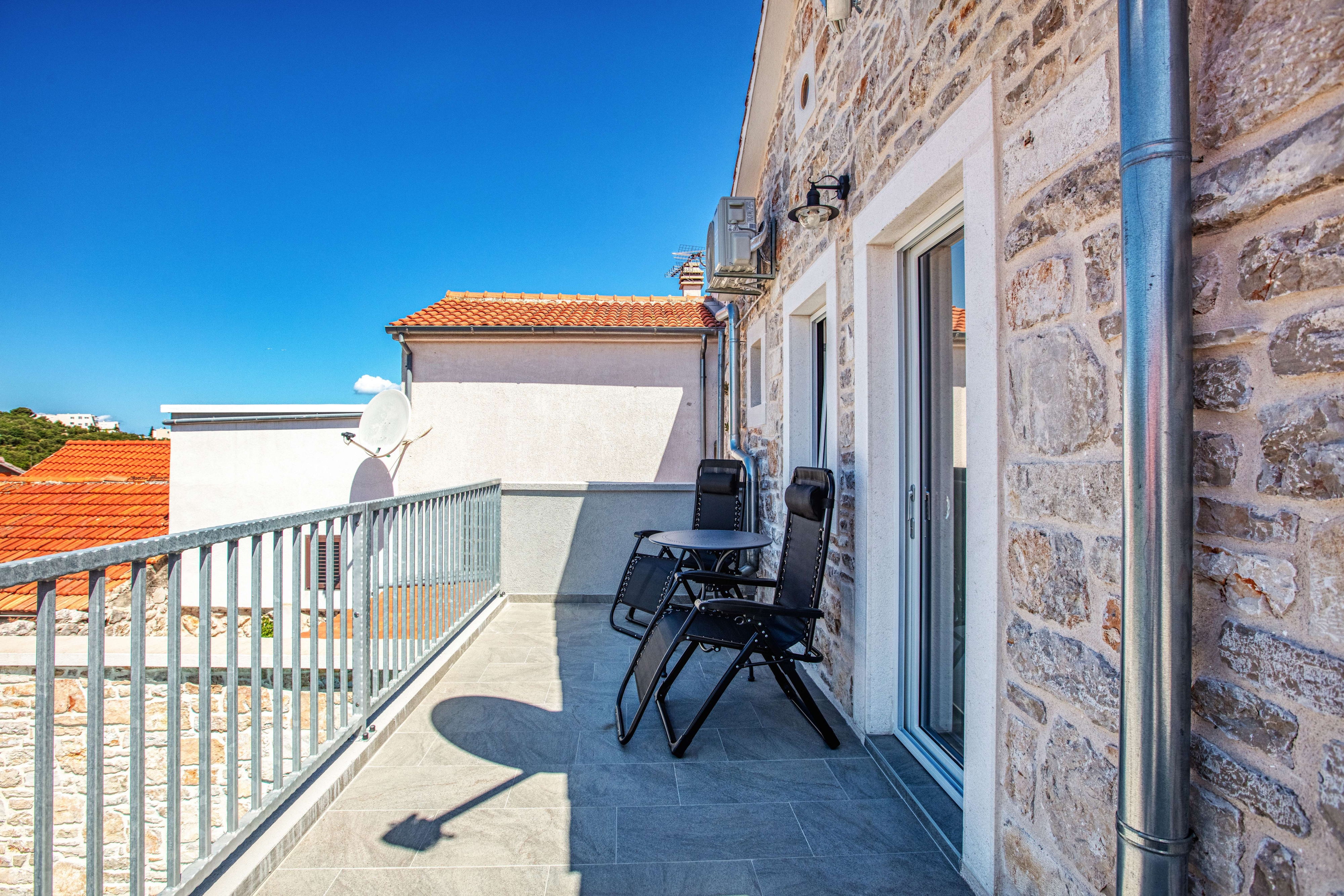 Two bedroom house with terrace Murter  K
