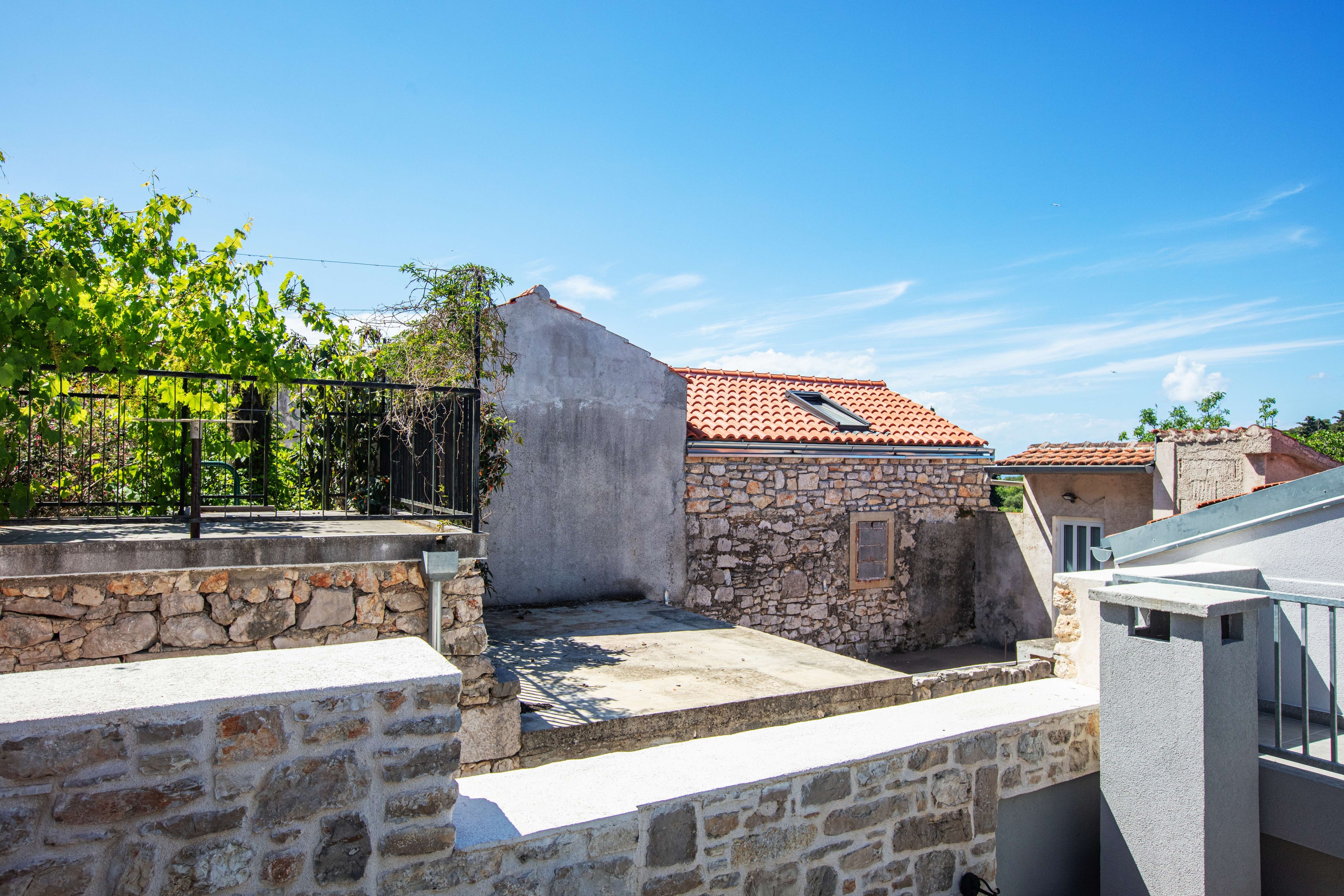 Two bedroom house with terrace Murter  K