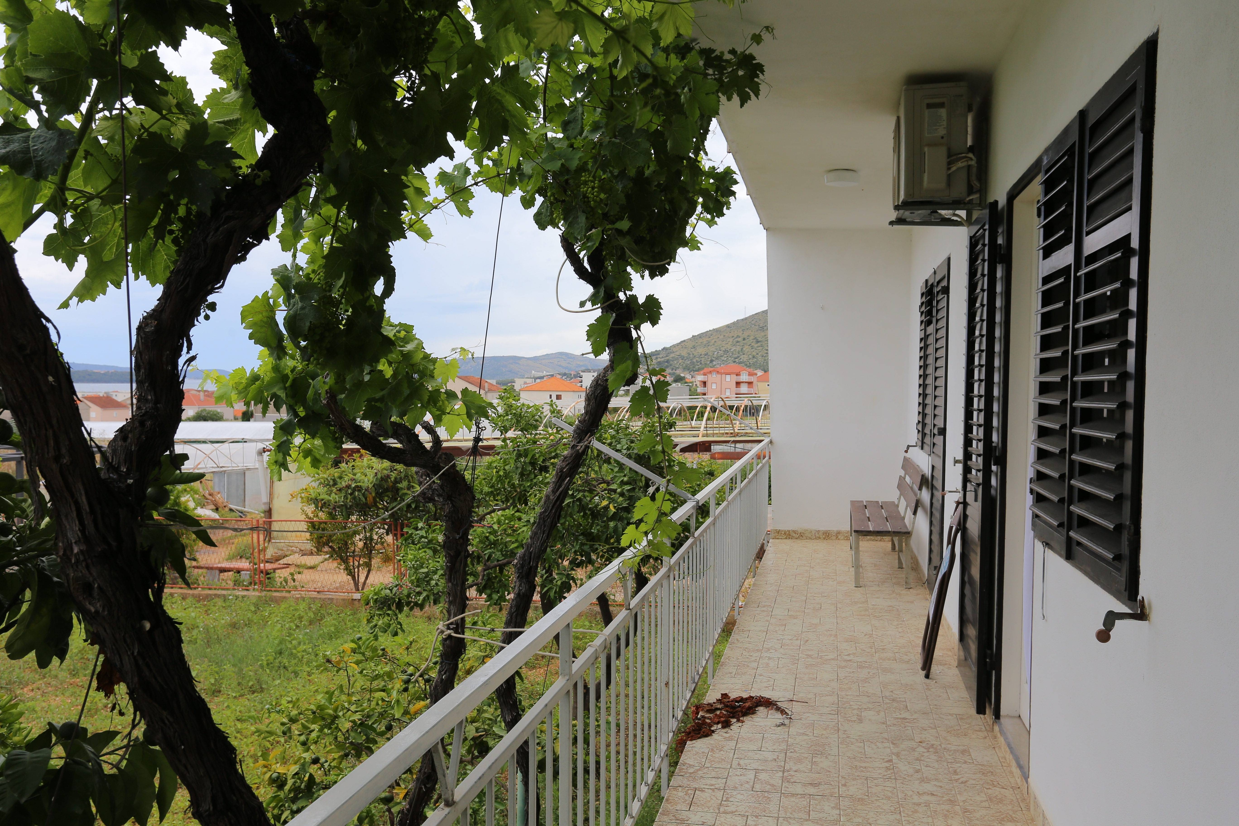 Two bedroom apartment with balcony and sea view Trogir  A-b
