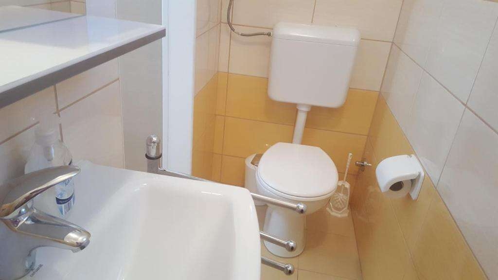 Three bedroom apartment near beach Banjol, Rab  A-b