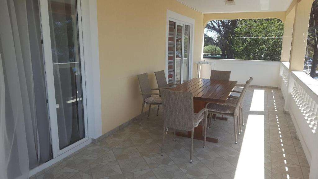 Three bedroom apartment near beach Banjol, Rab (A-23210-b) Three bedroom apartment near beach Banjol, Rab (A-23210-b)