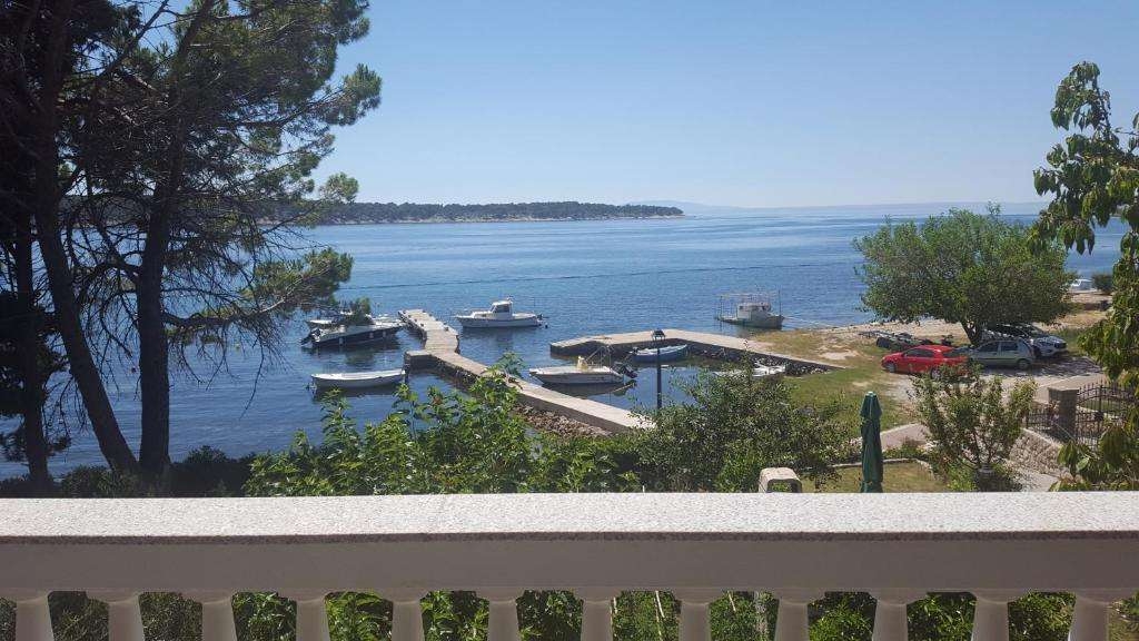 Three bedroom apartment near beach Banjol, Rab  A-b