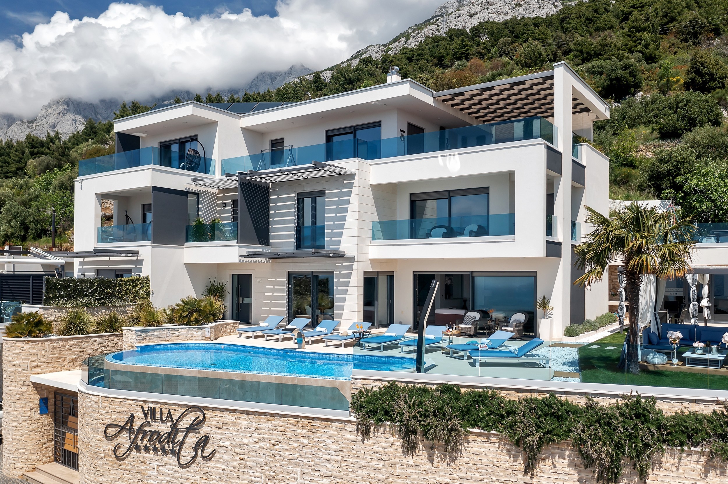 Maison de quatre chambres avec une piscine Makarska (K-23220)