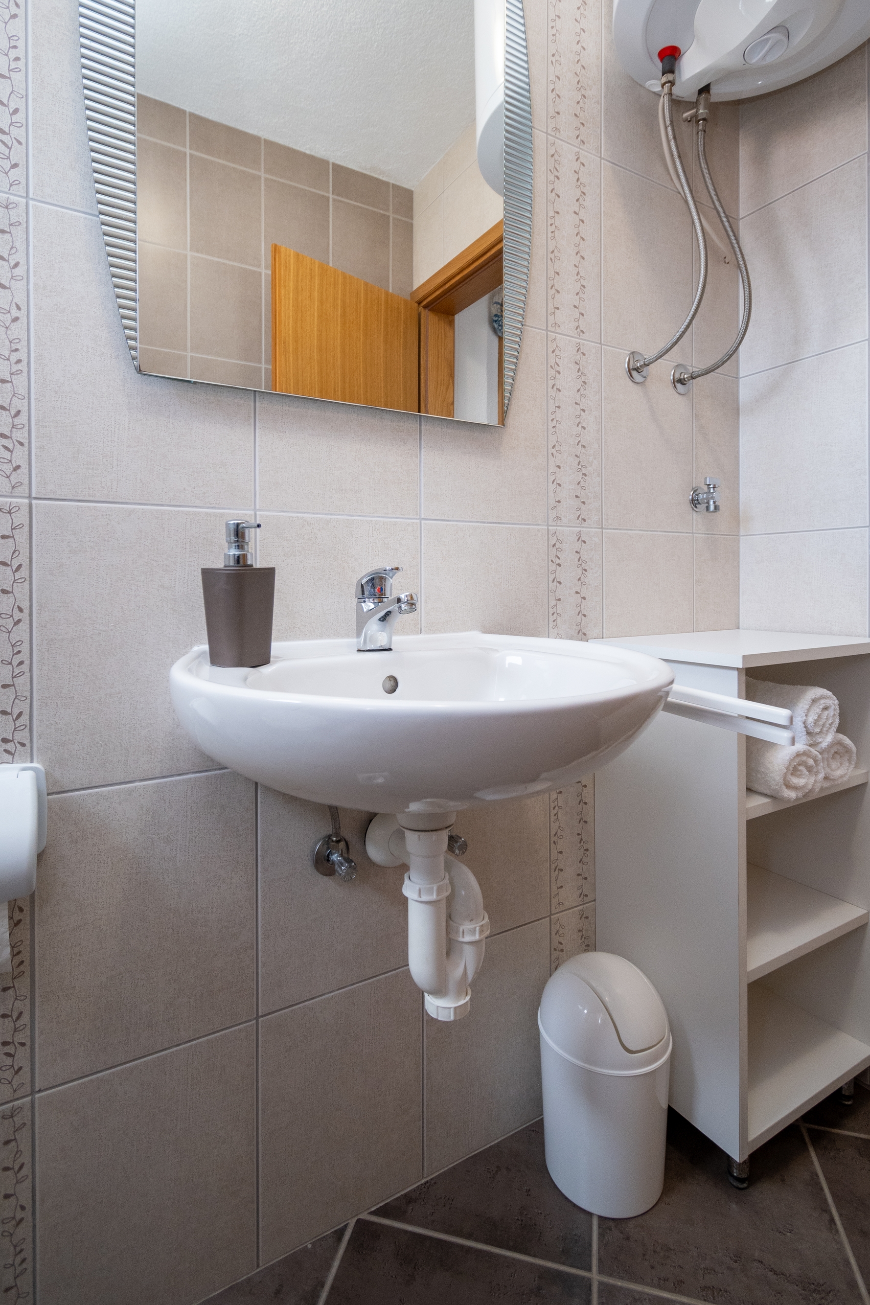 One bedroom apartment with terrace and sea view Vir  A-d