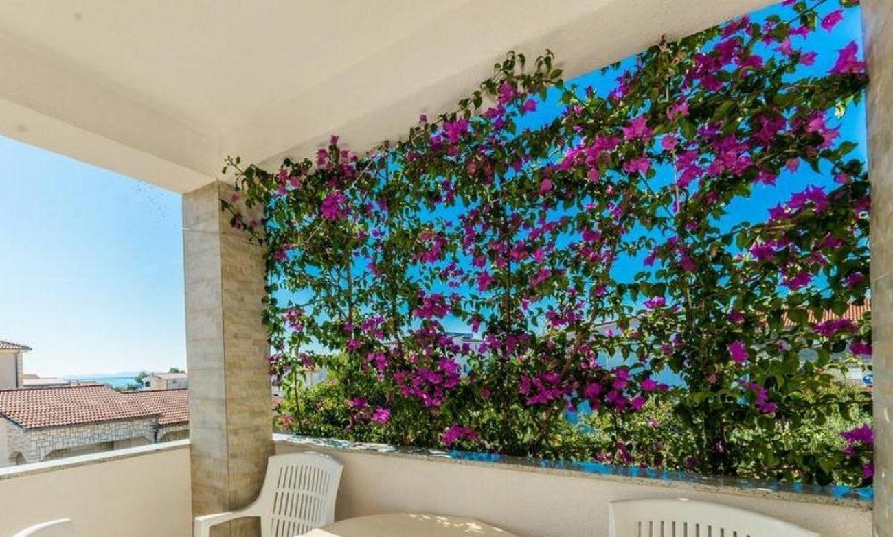 One bedroom apartment with terrace and sea view Vir  A-d