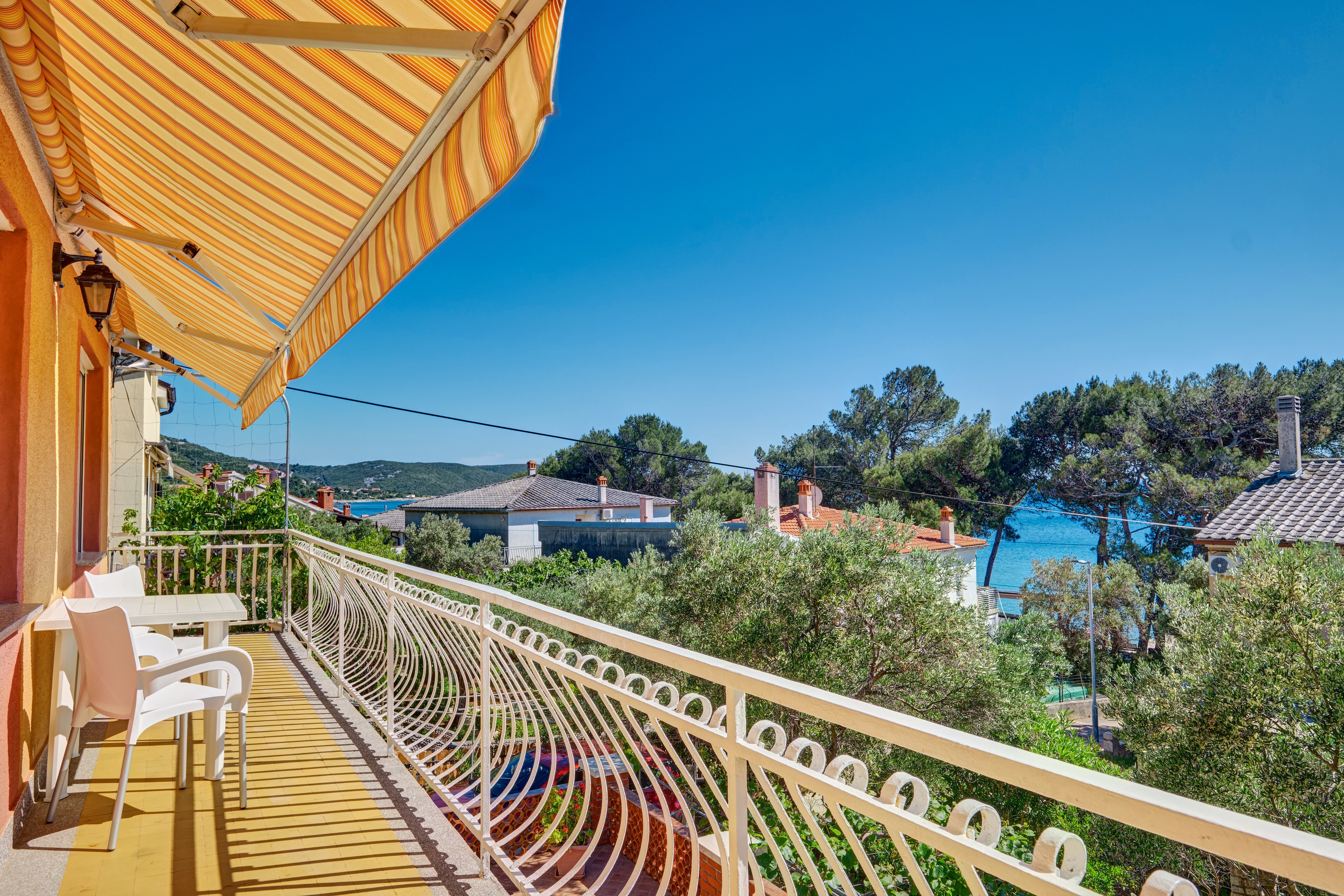 Three bedroom apartment with balcony and sea view Martinšćica, Cres  A-a
