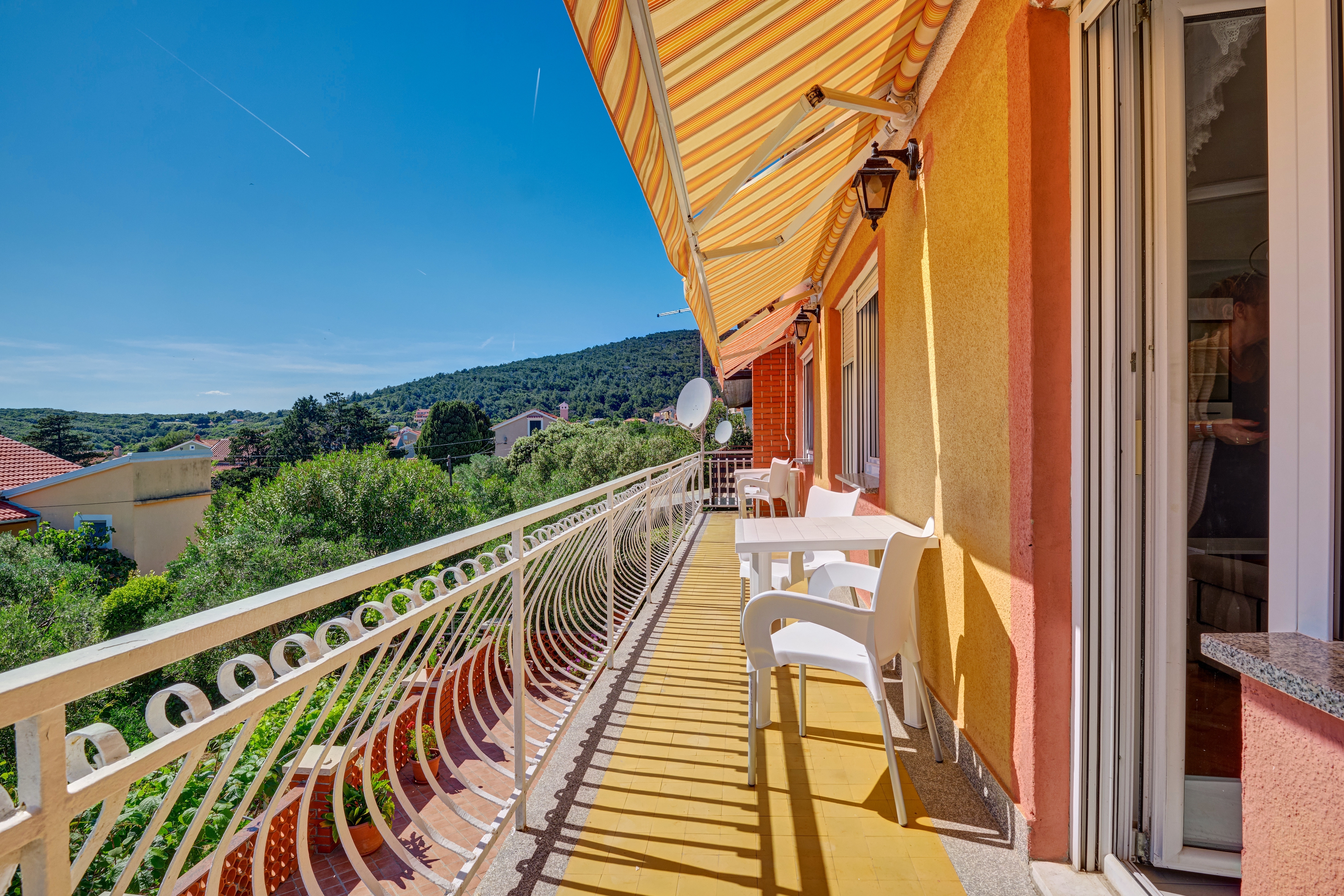 Three bedroom apartment with balcony and sea view Martinšćica, Cres  A-a
