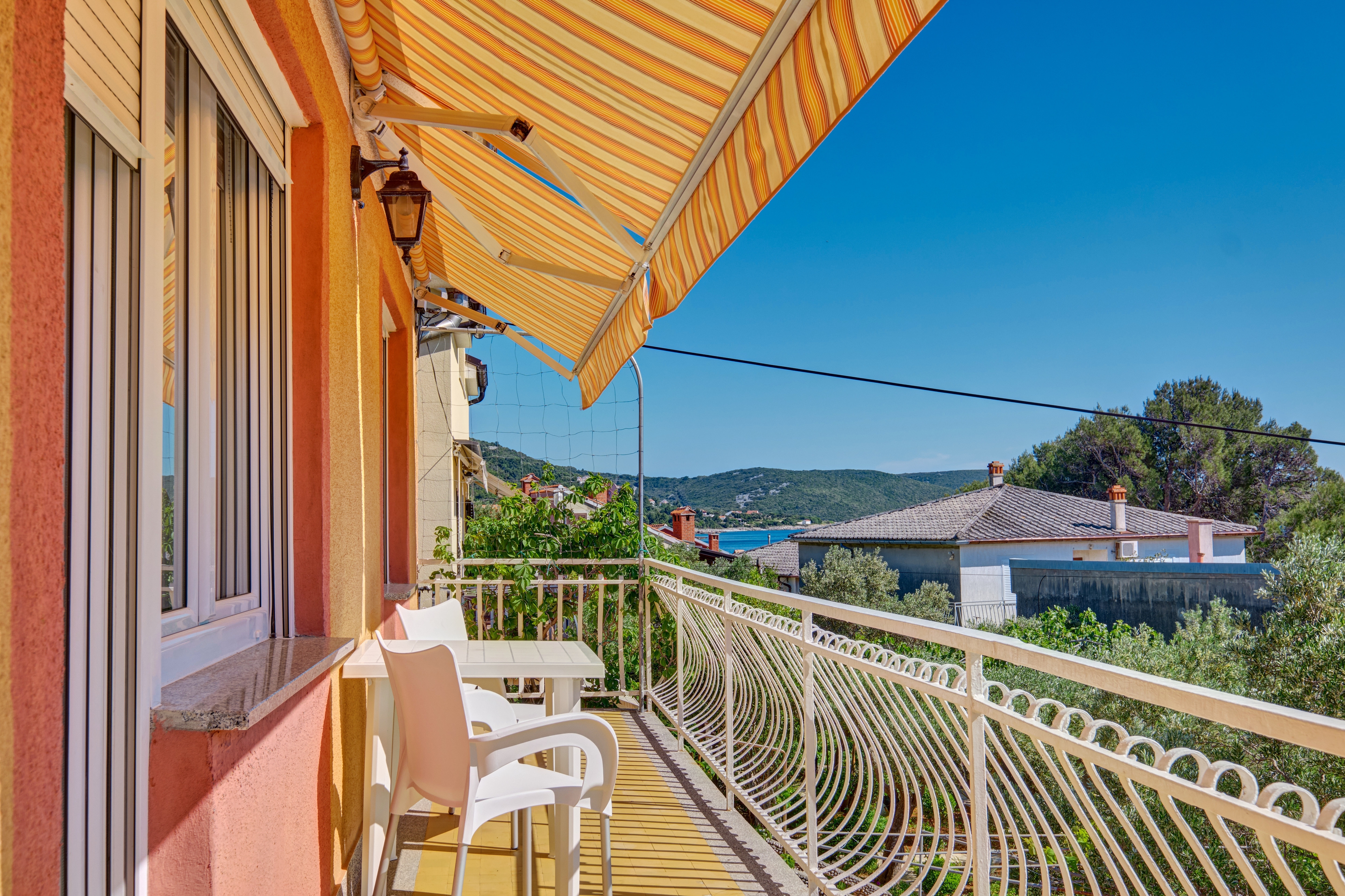 Three bedroom apartment with balcony and sea view Martinšćica, Cres  A-a