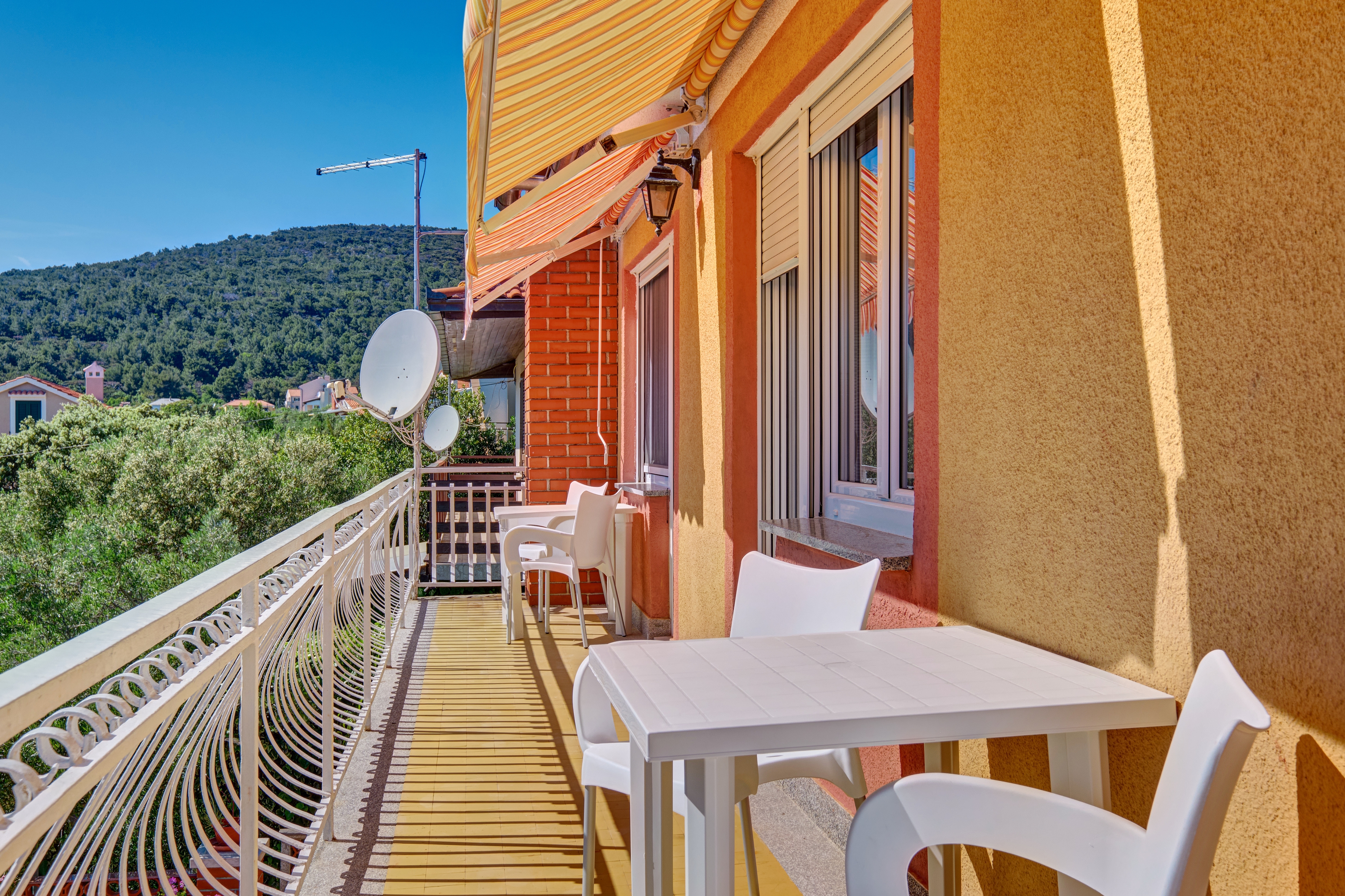 Three bedroom apartment with balcony and sea view Martinšćica, Cres  A-a