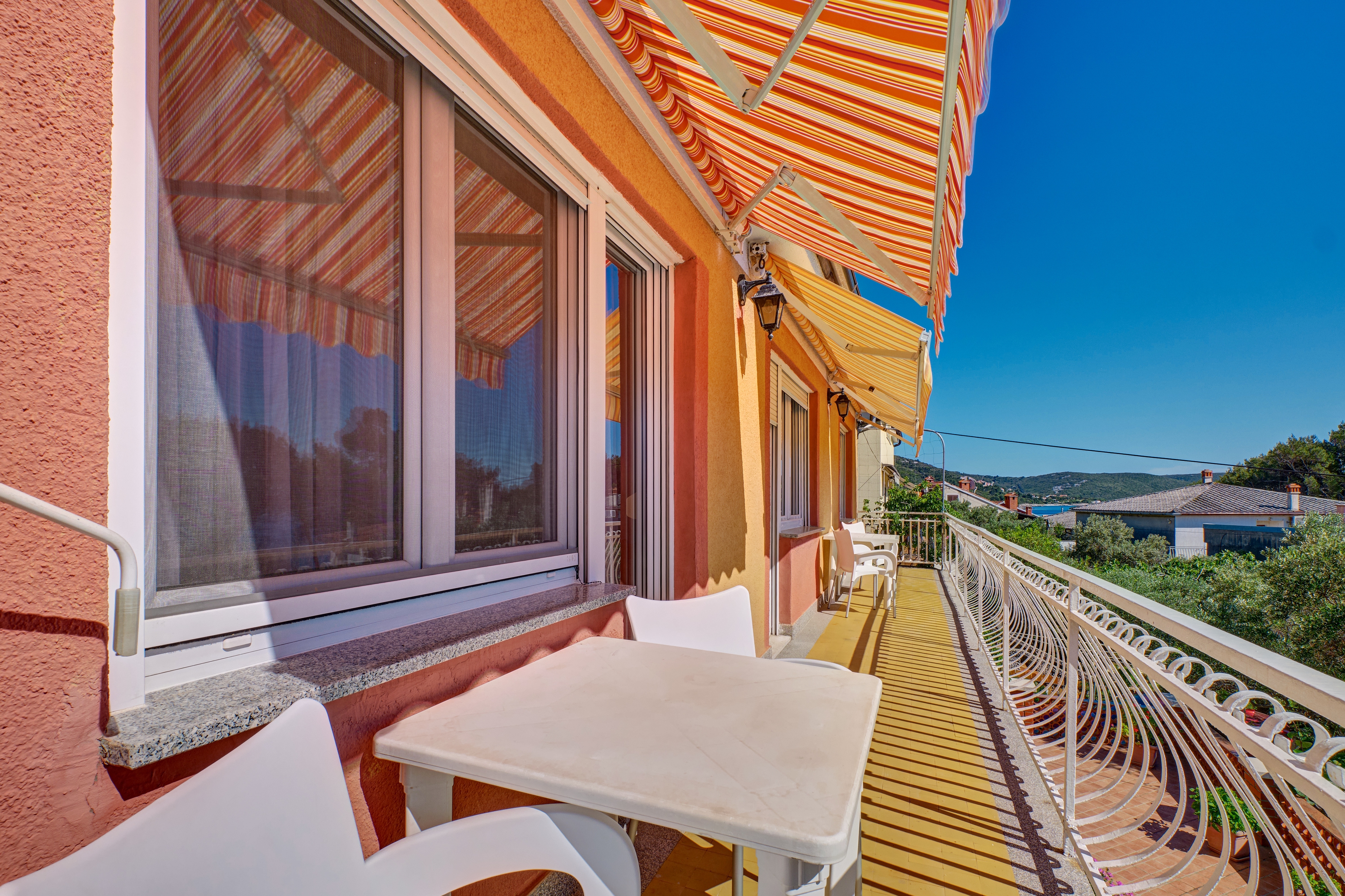 Three bedroom apartment with balcony and sea view Martinšćica, Cres  A-a