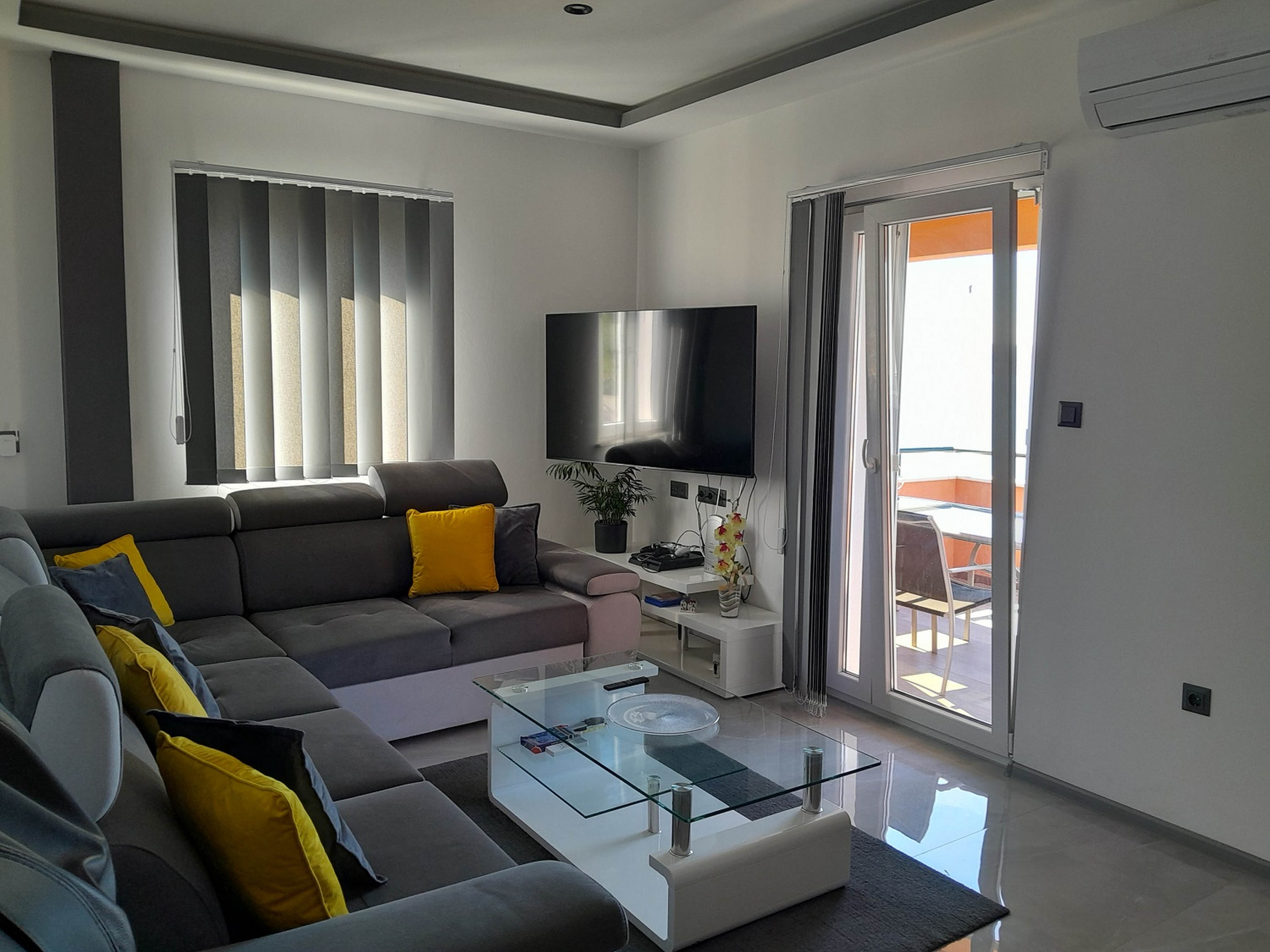 One bedroom apartment with terrace and sea view Omiš (A-23229-a)