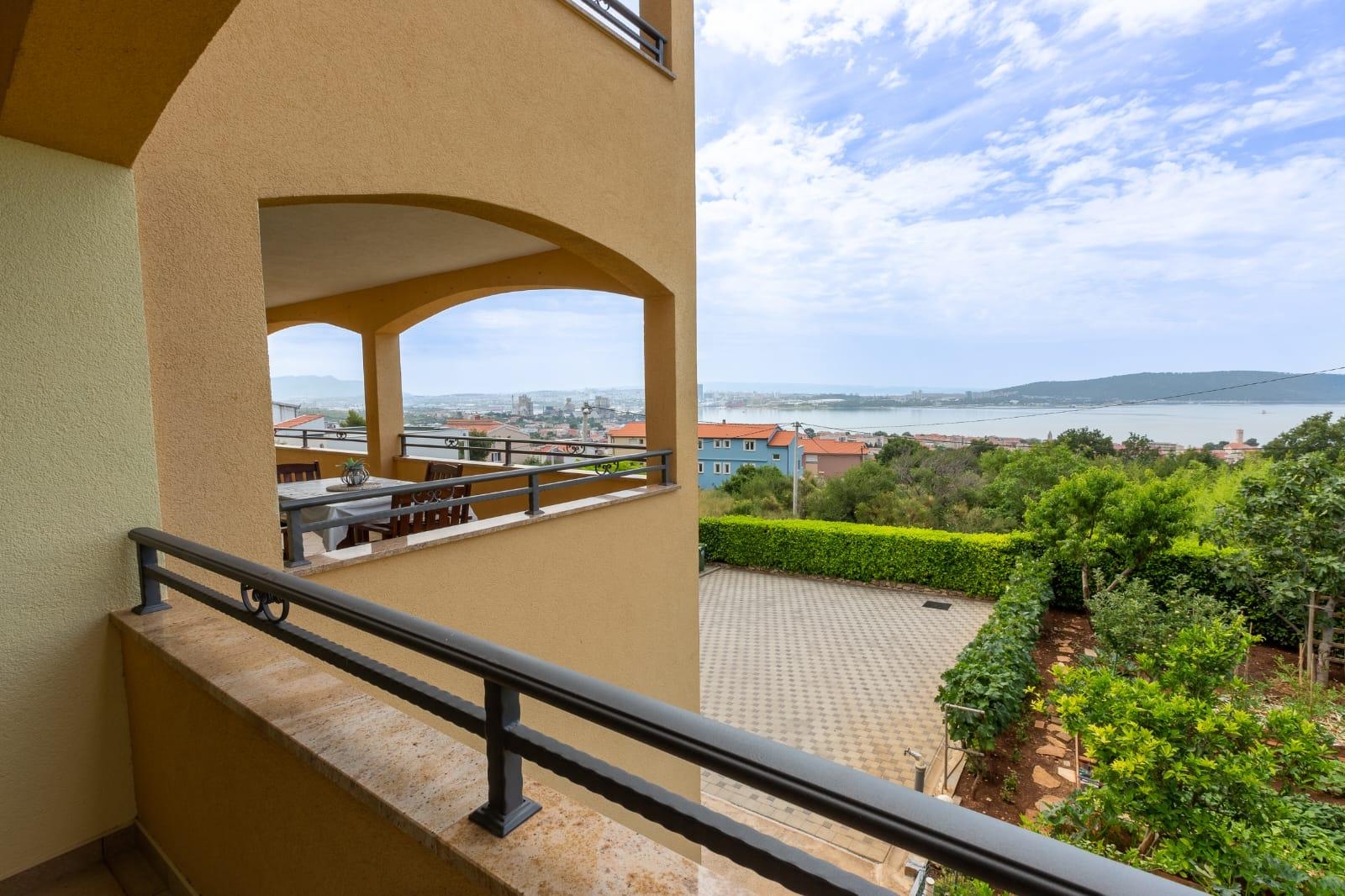 Three bedroom apartment with terrace and sea view Kaštel Sućurac, Kaštela  A-a