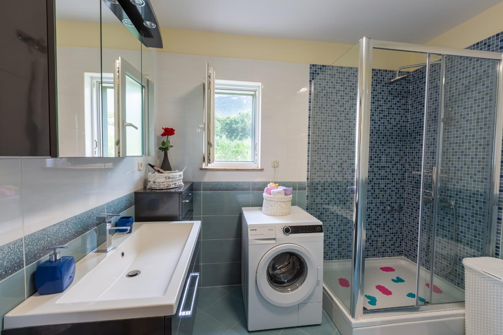 Three bedroom apartment with terrace and sea view Kaštel Sućurac, Kaštela  A-a