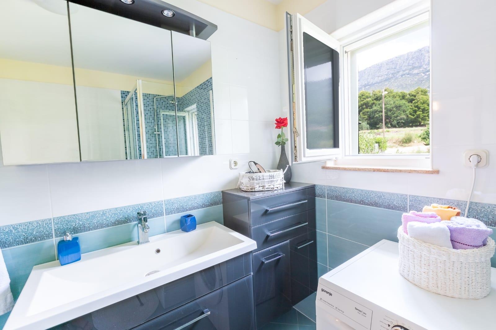 Three bedroom apartment with terrace and sea view Kaštel Sućurac, Kaštela  A-a