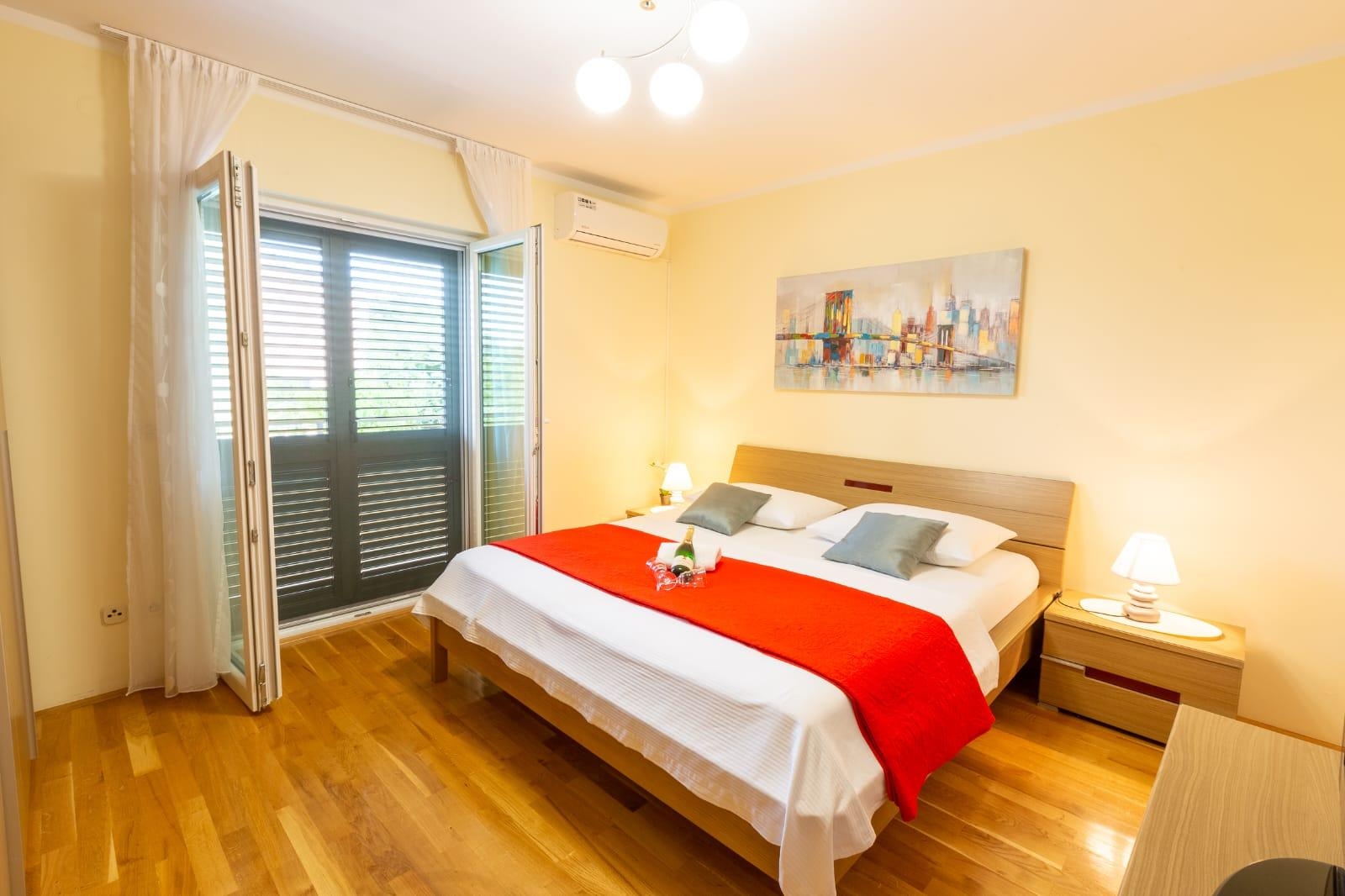 Three bedroom apartment with terrace and sea view Kaštel Sućurac, Kaštela  A-a