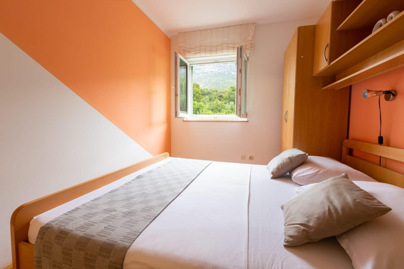 Three bedroom apartment with terrace and sea view Kaštel Sućurac, Kaštela  A-a