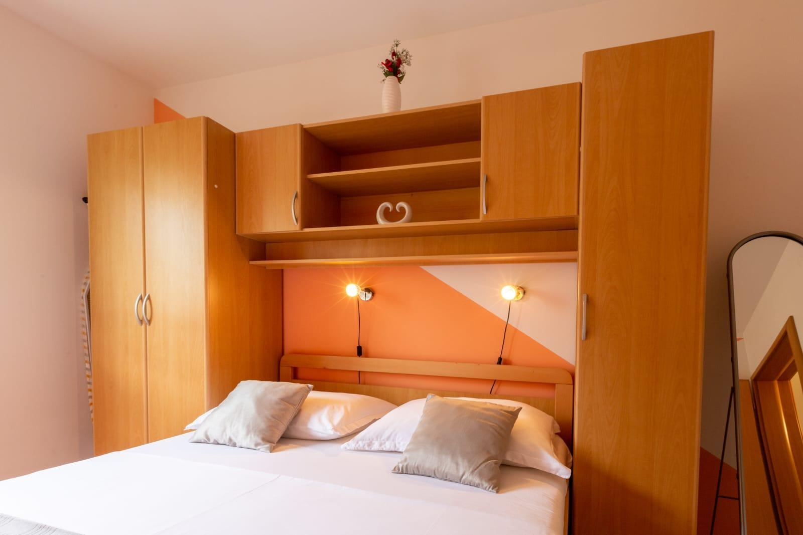 Three bedroom apartment with terrace and sea view Kaštel Sućurac, Kaštela  A-a