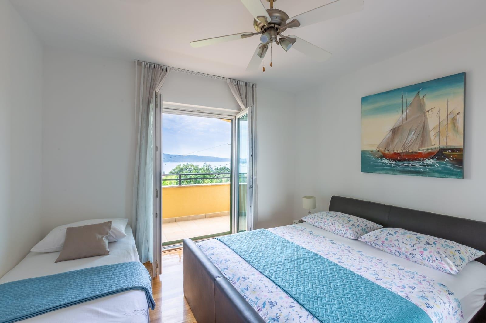 Three bedroom apartment with terrace and sea view Kaštel Sućurac, Kaštela  A-a