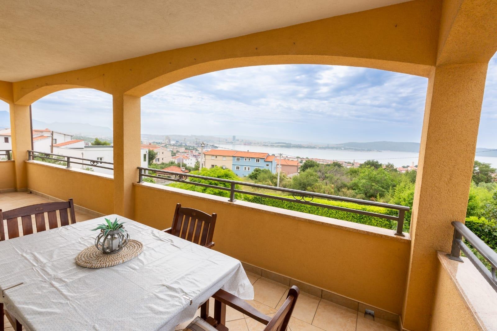 Three bedroom apartment with terrace and sea view Kaštel Sućurac, Kaštela  A-a