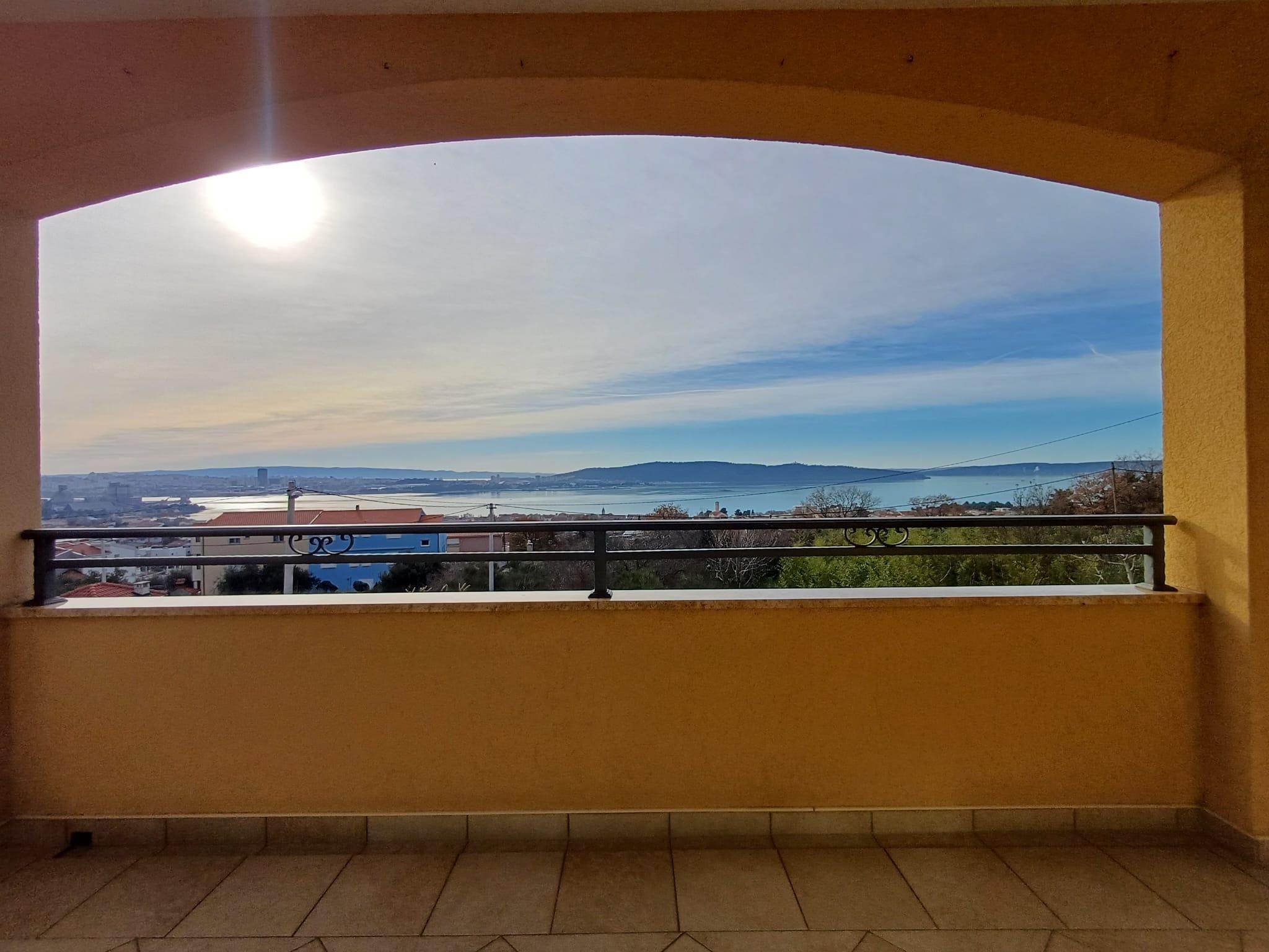 Three bedroom apartment with terrace and sea view Kaštel Sućurac, Kaštela  A-a
