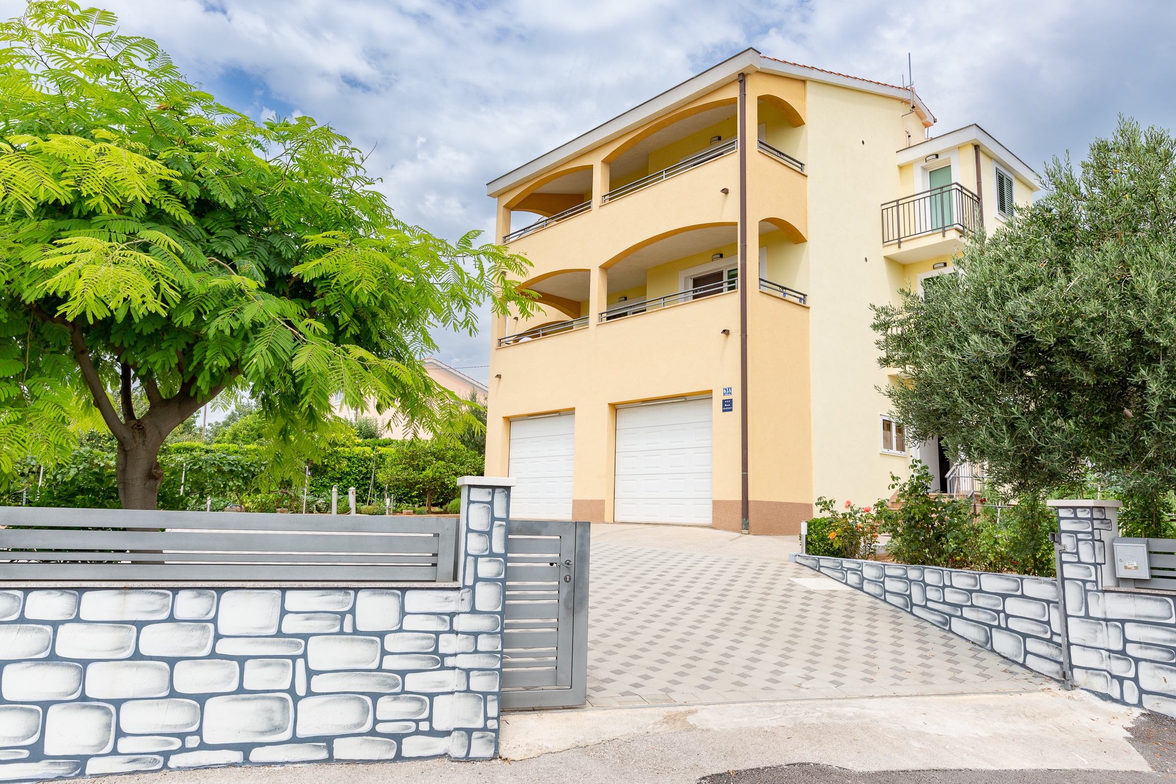 Trosobni apartman s terasom i pogledom na more Kaštel Sućurac, Kaštela  A-a