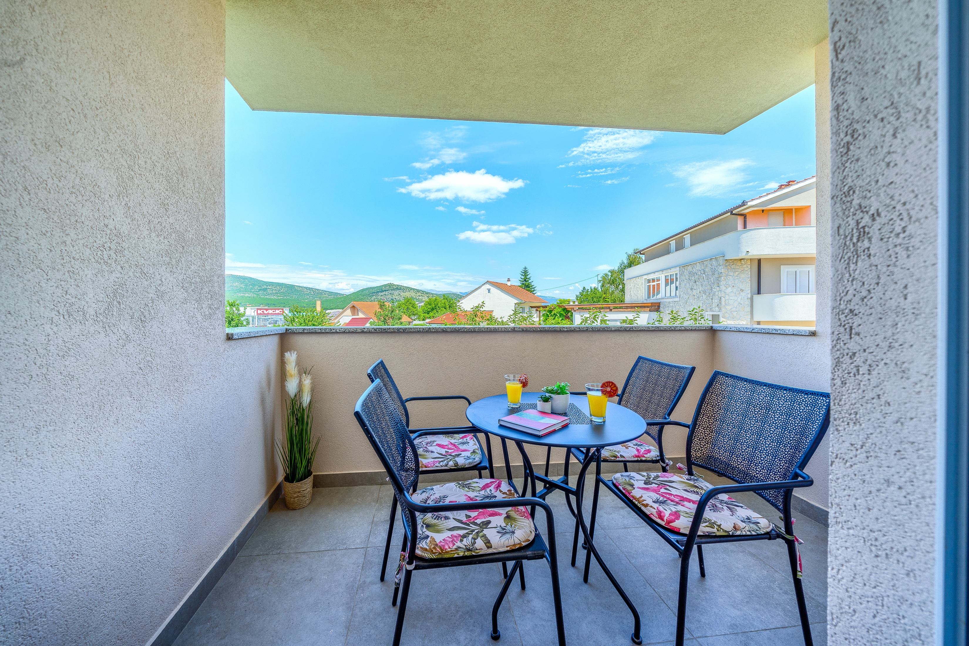 Comfortable and spacious house with terrace Dicmo, Zagora  K