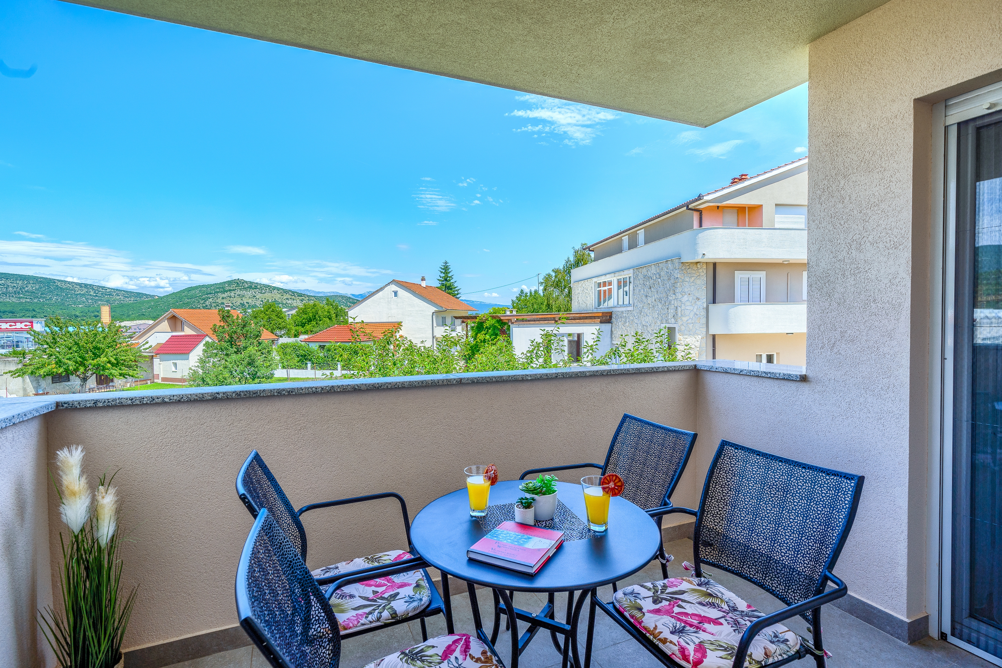Comfortable and spacious house with terrace Dicmo, Zagora  K