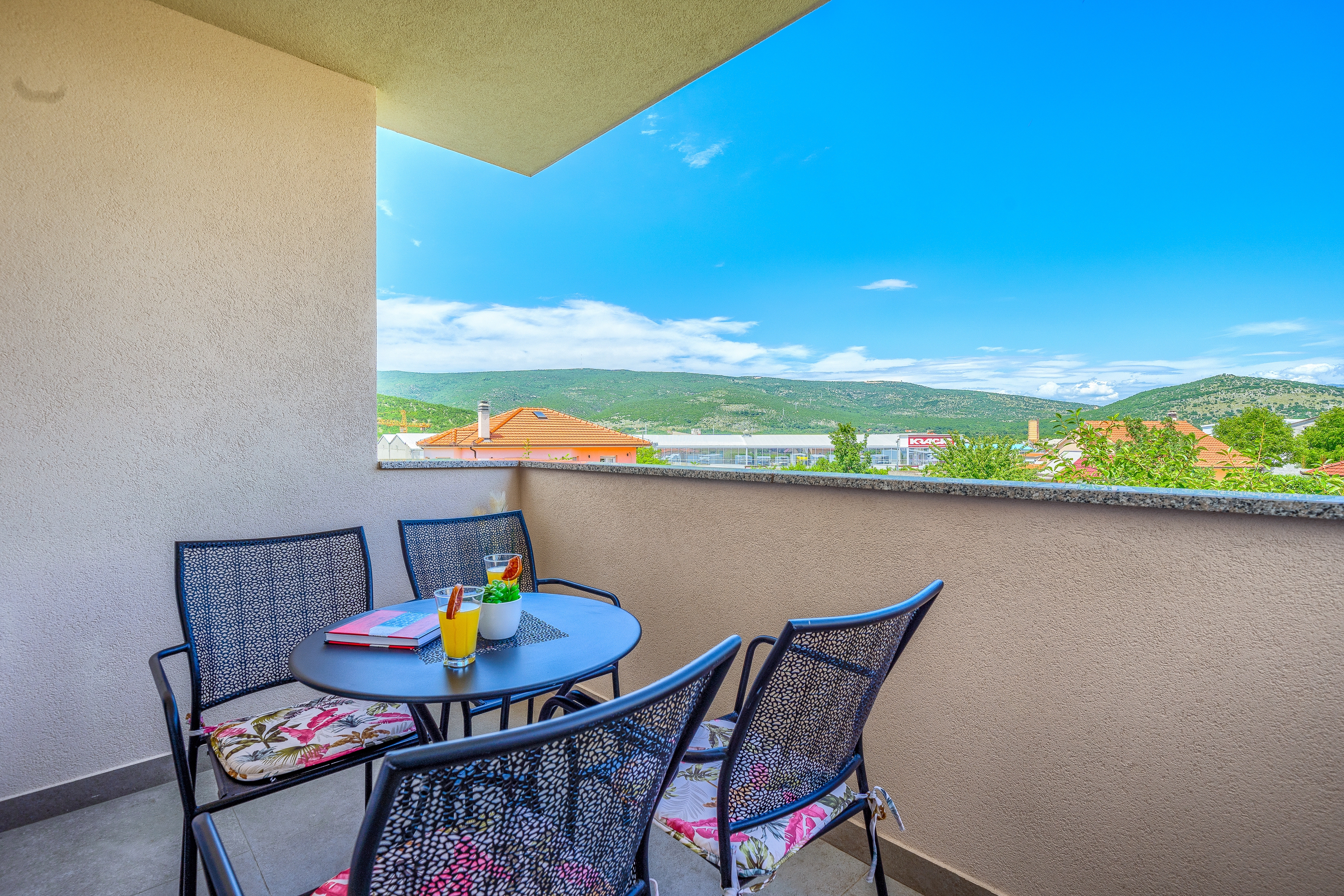 Comfortable and spacious house with terrace Dicmo, Zagora  K