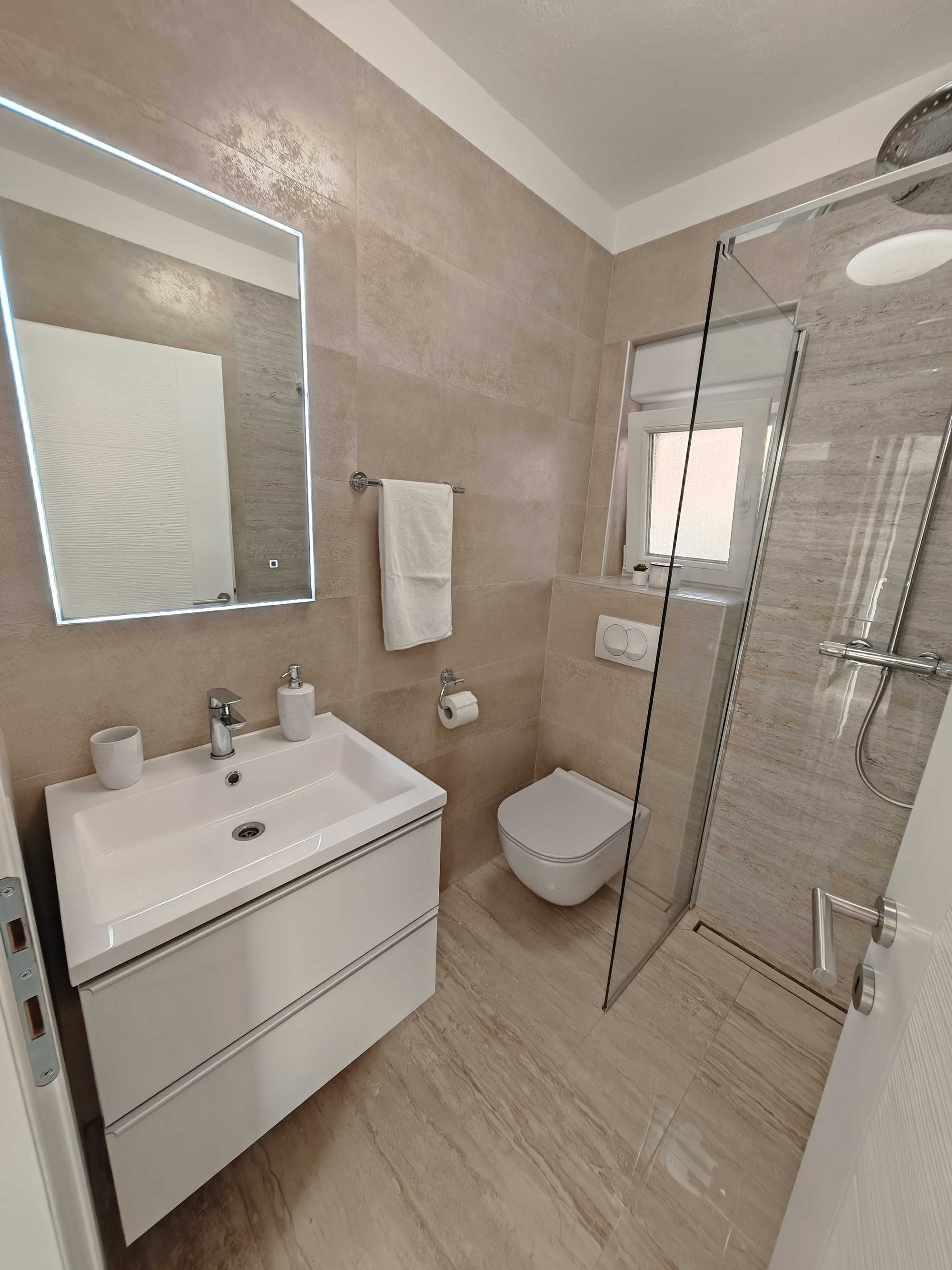 Comfortable and spacious house with terrace Dicmo, Zagora  K