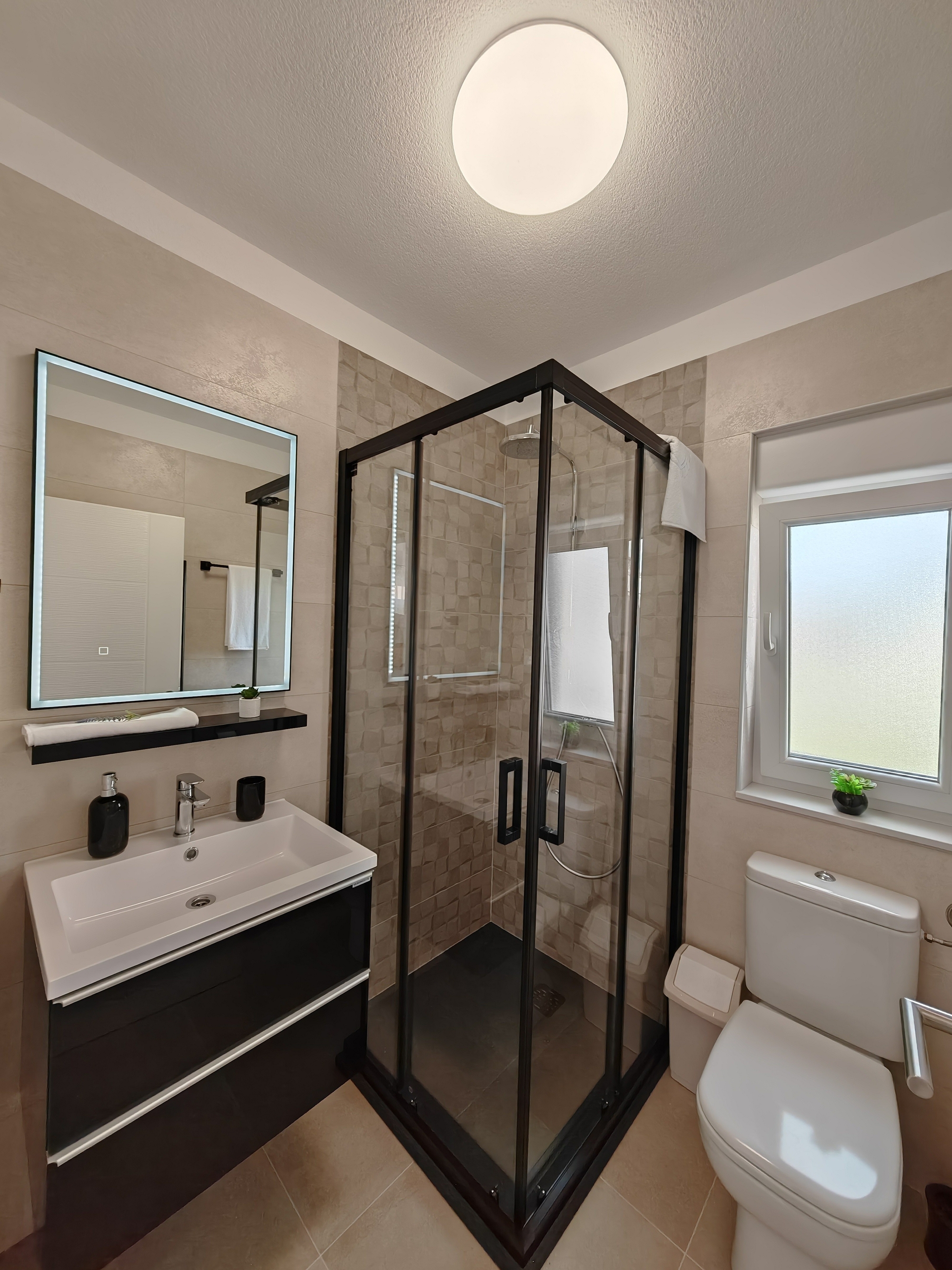 Comfortable and spacious house with terrace Dicmo, Zagora  K