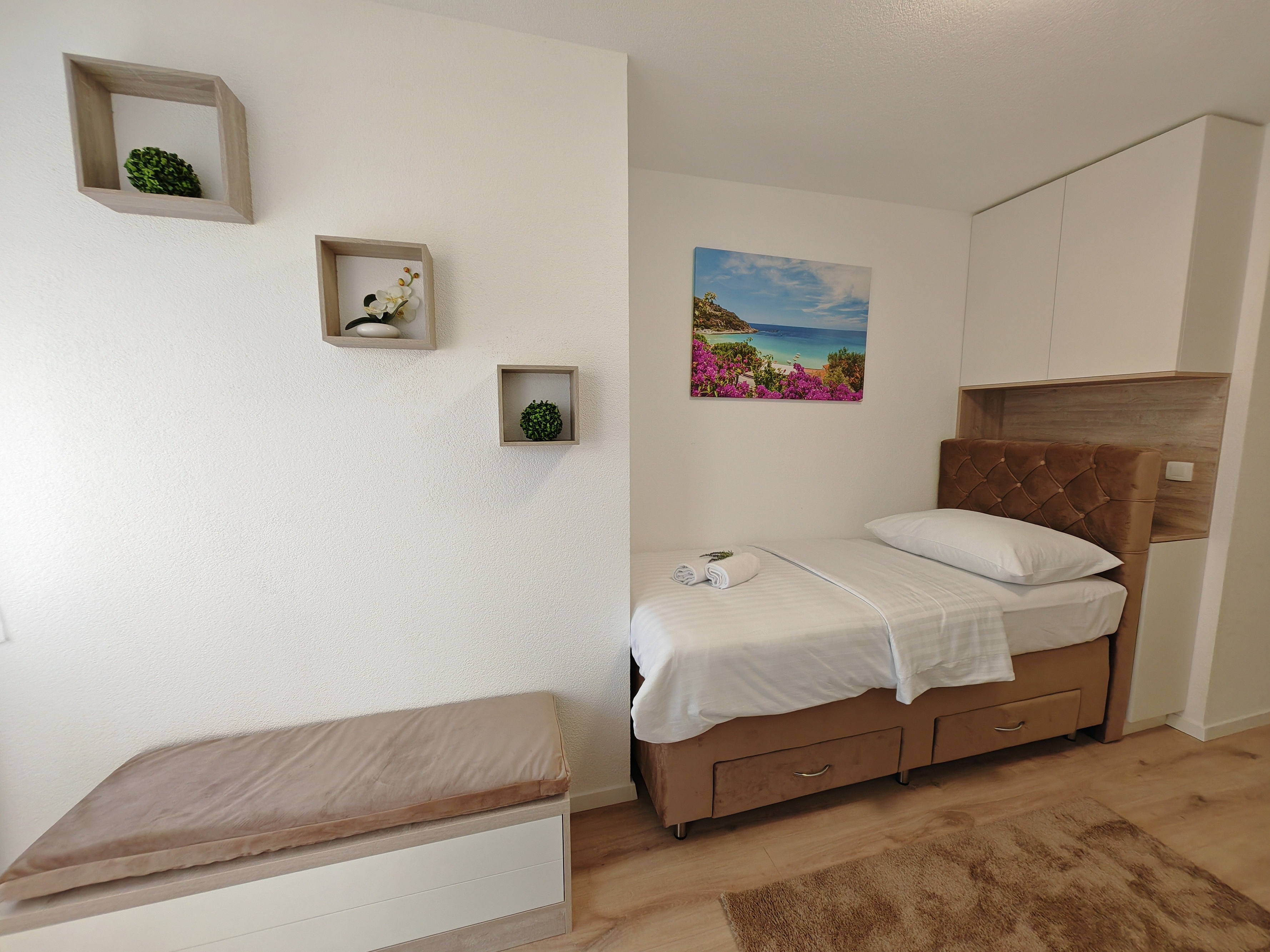 Comfortable and spacious house with terrace Dicmo, Zagora  K