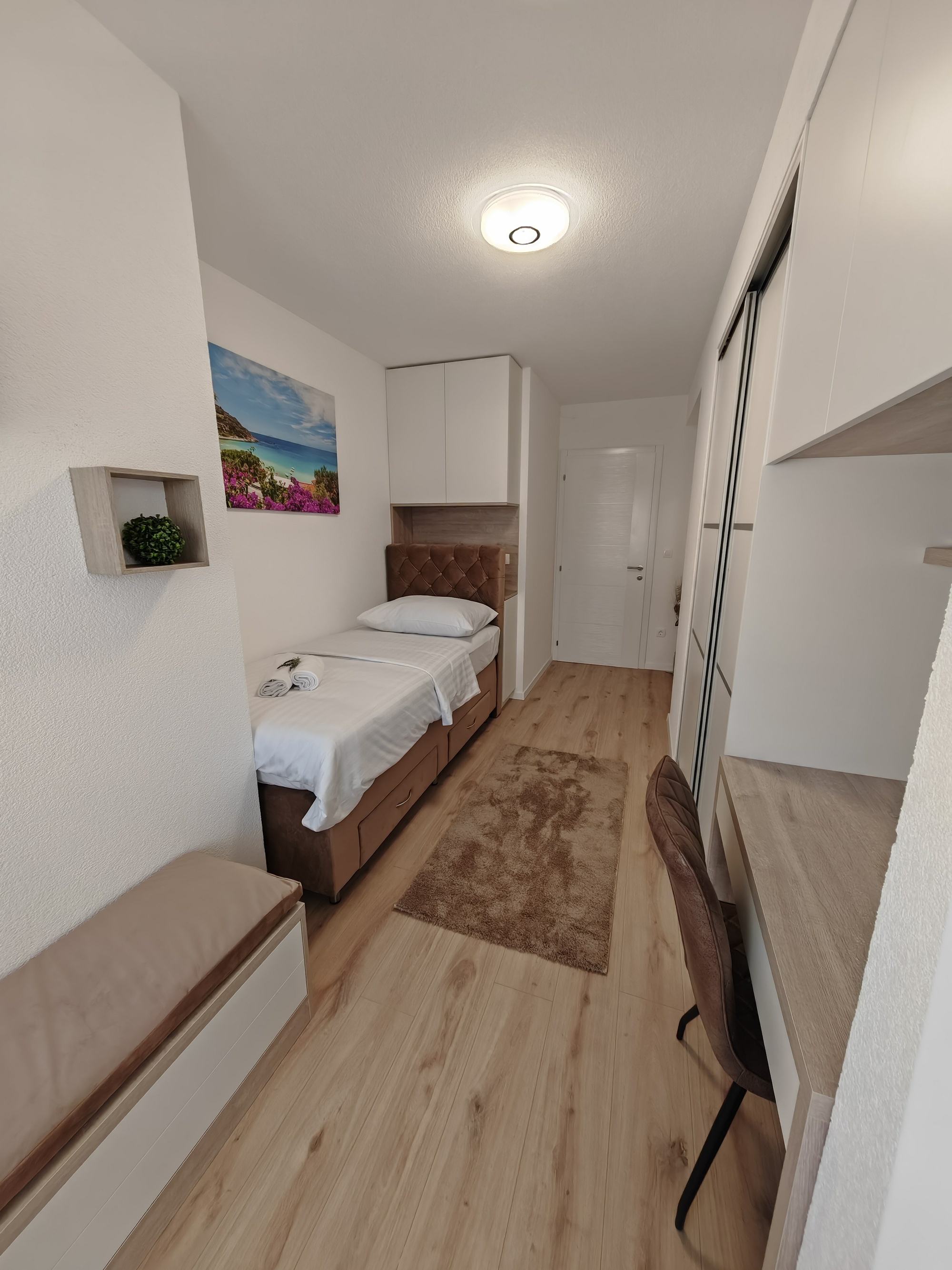 Comfortable and spacious house with terrace Dicmo, Zagora  K