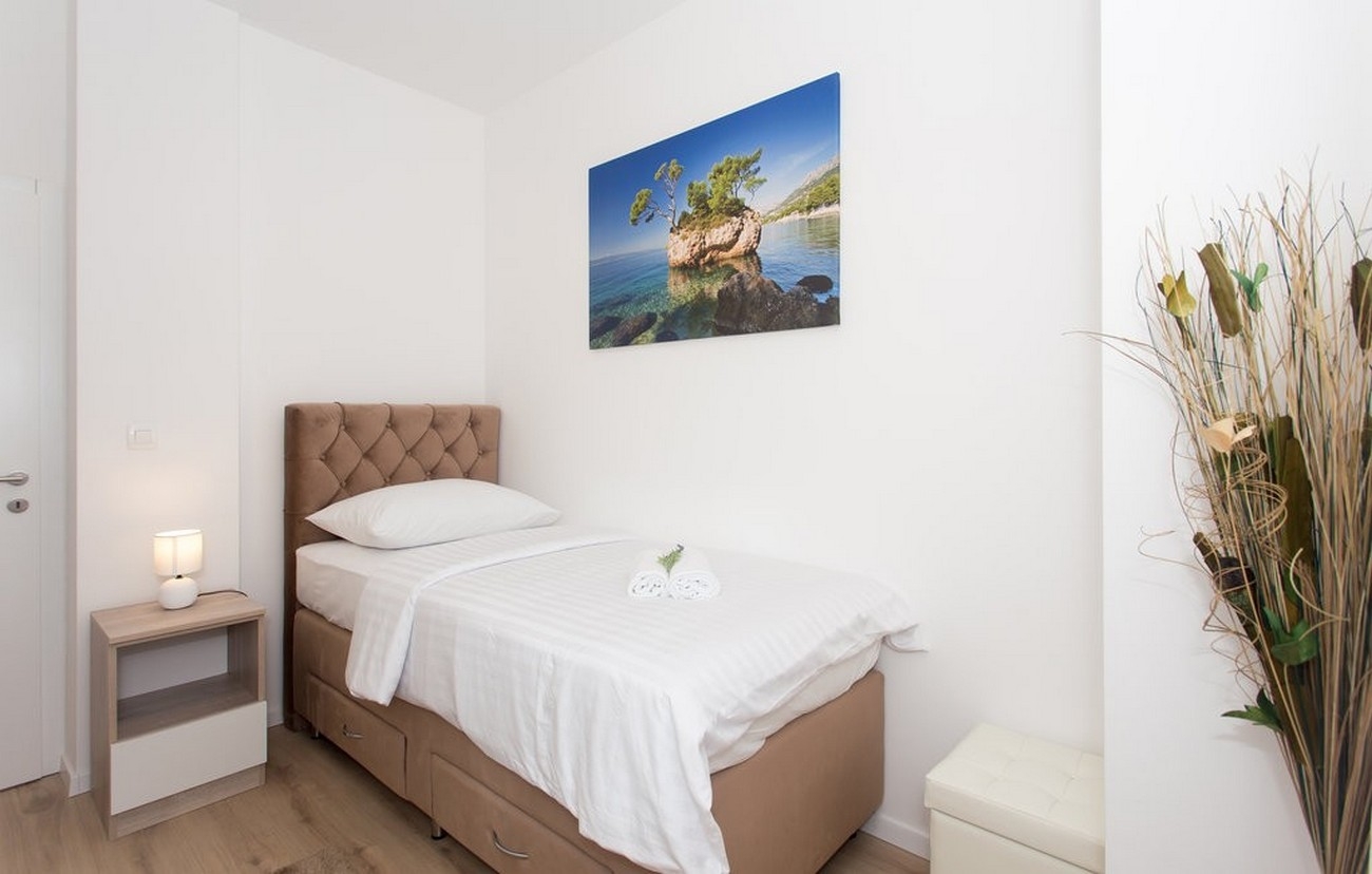Comfortable and spacious house with terrace Dicmo, Zagora  K