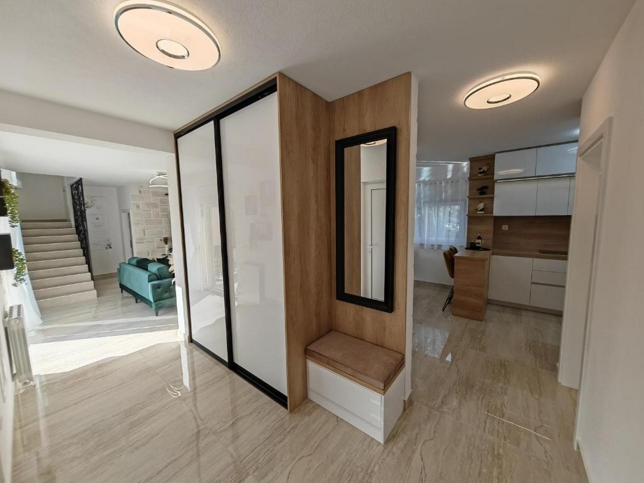 Comfortable and spacious house with terrace Dicmo, Zagora  K