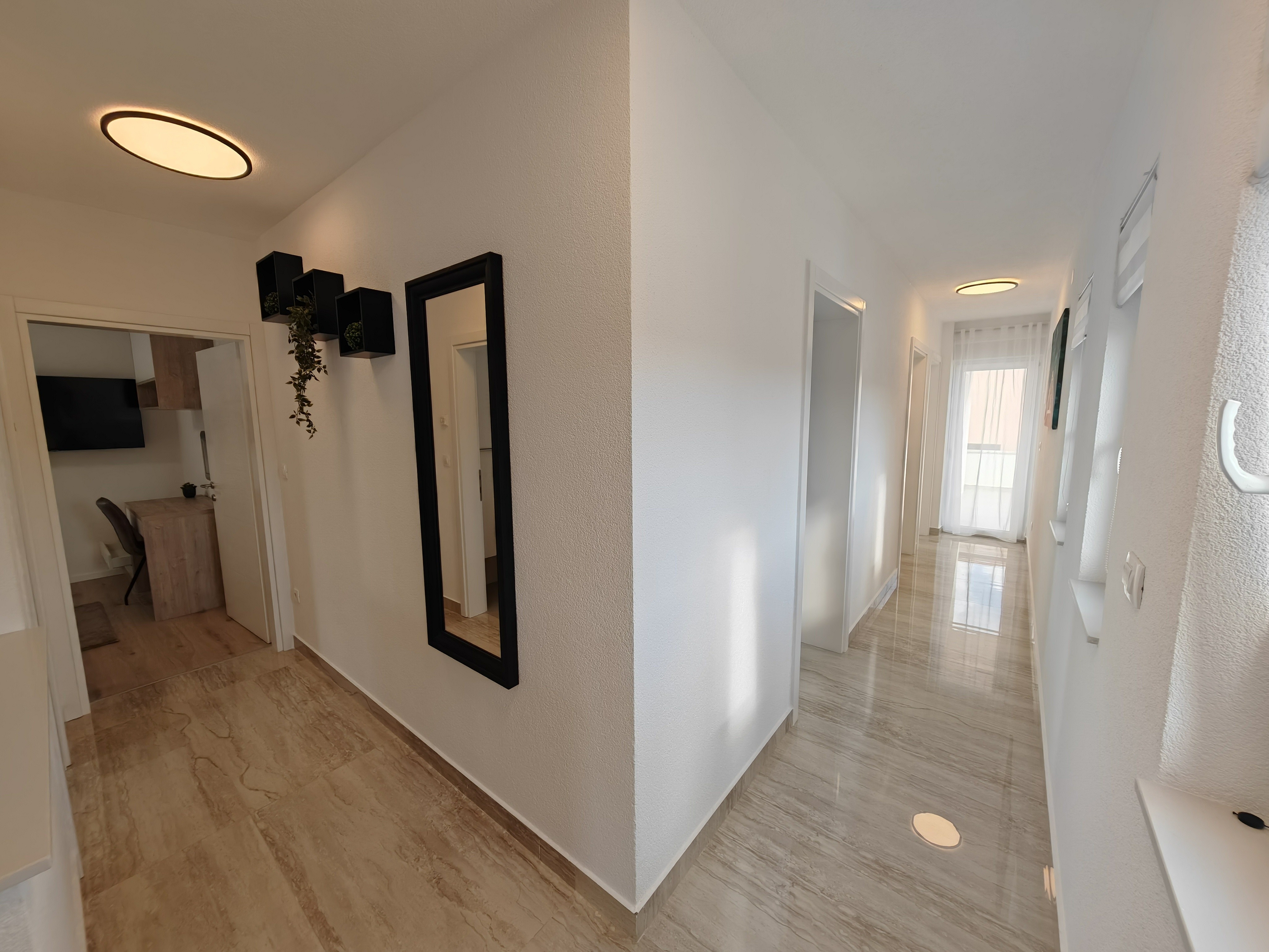 Comfortable and spacious house with terrace Dicmo, Zagora  K