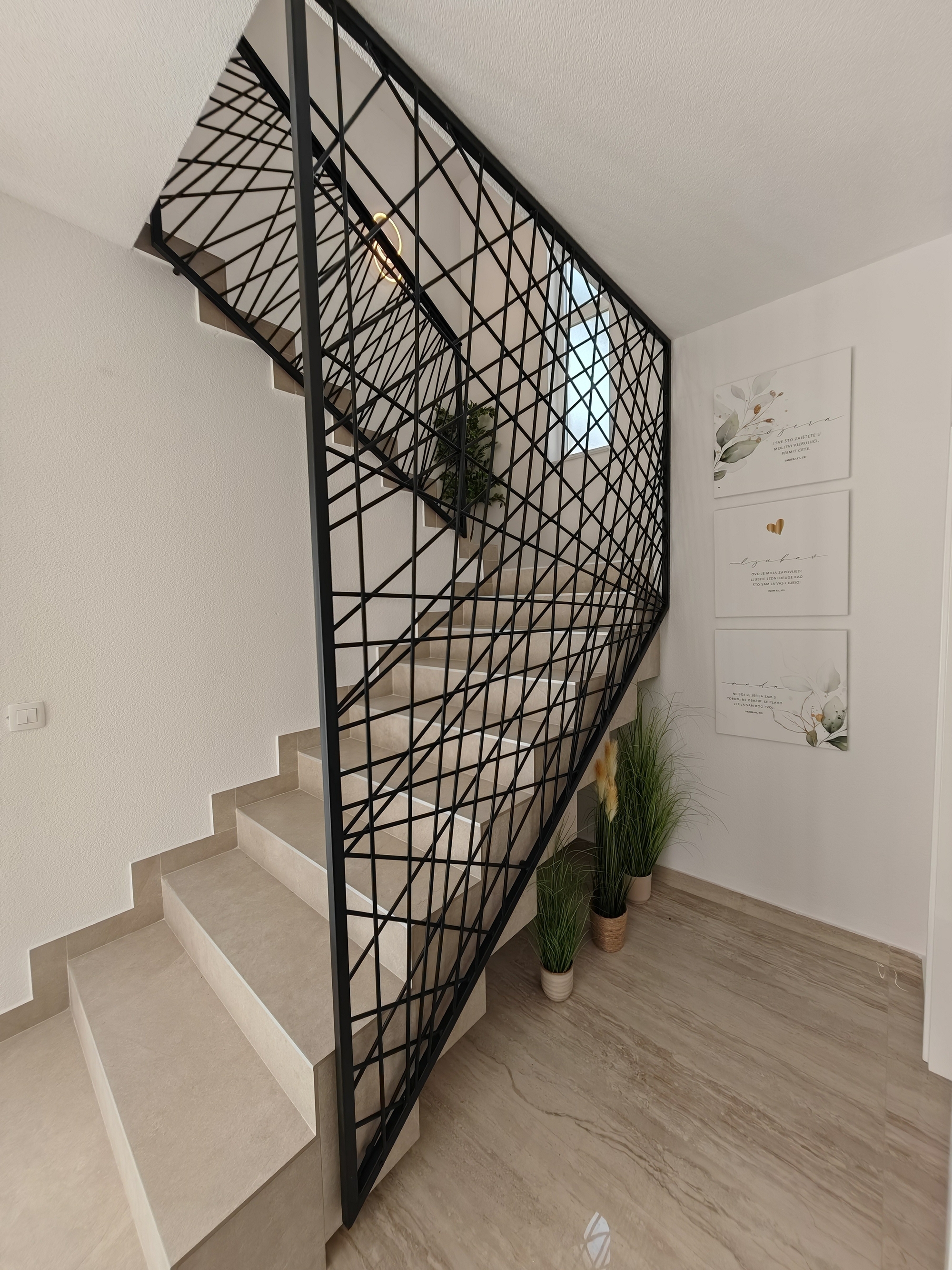 Comfortable and spacious house with terrace Dicmo, Zagora  K