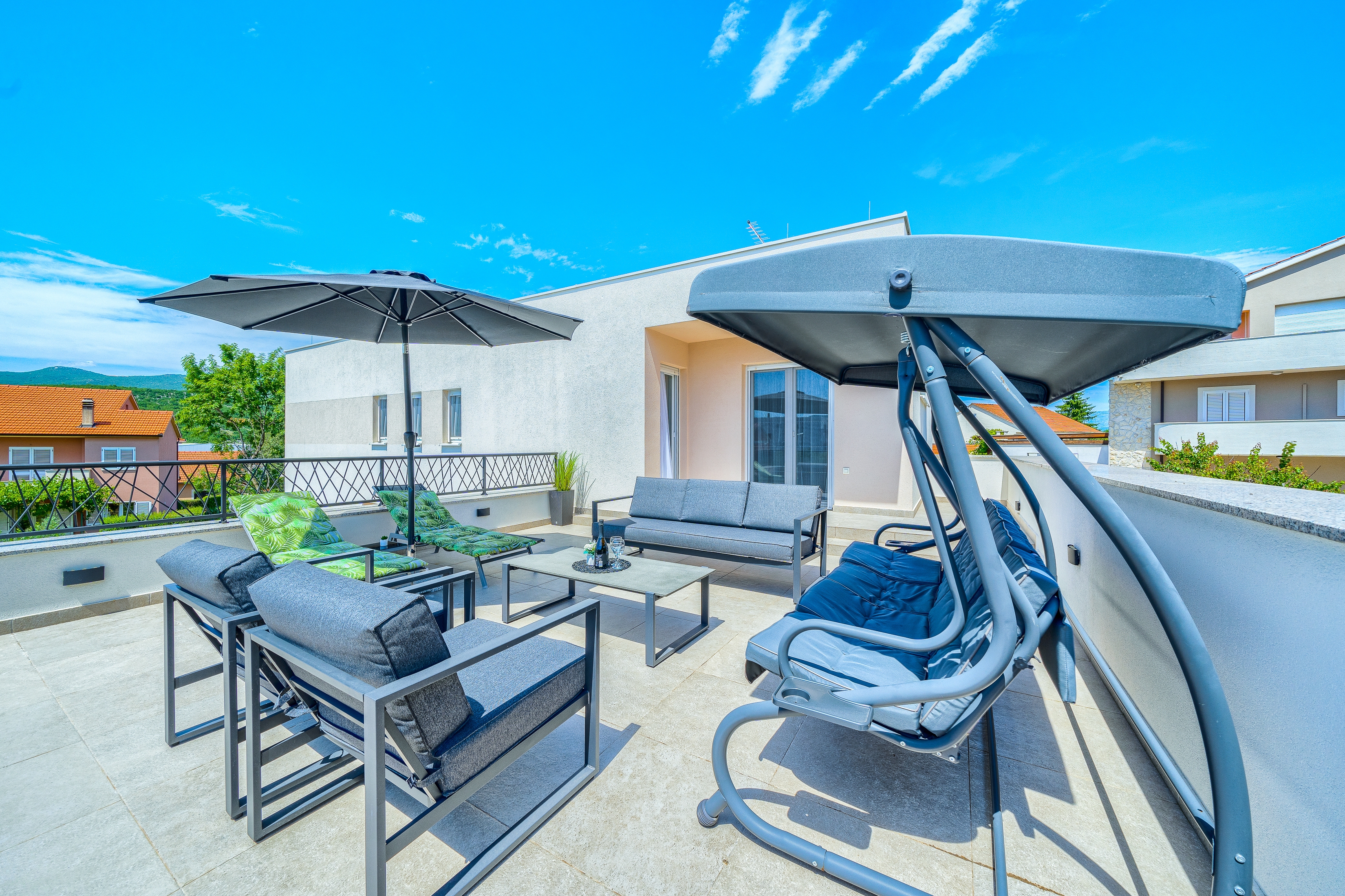 Comfortable and spacious house with terrace Dicmo, Zagora  K