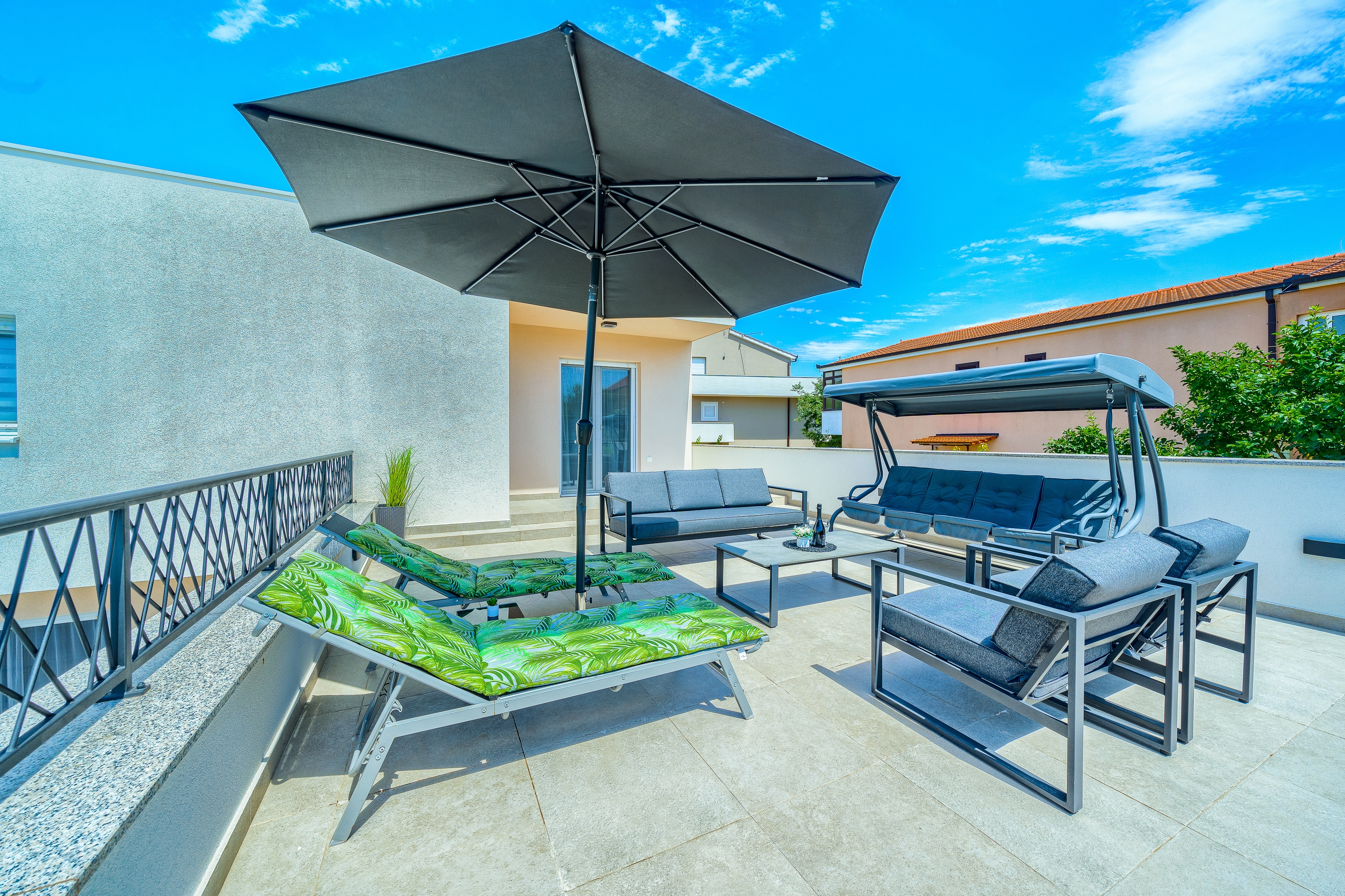 Comfortable and spacious house with terrace Dicmo, Zagora  K