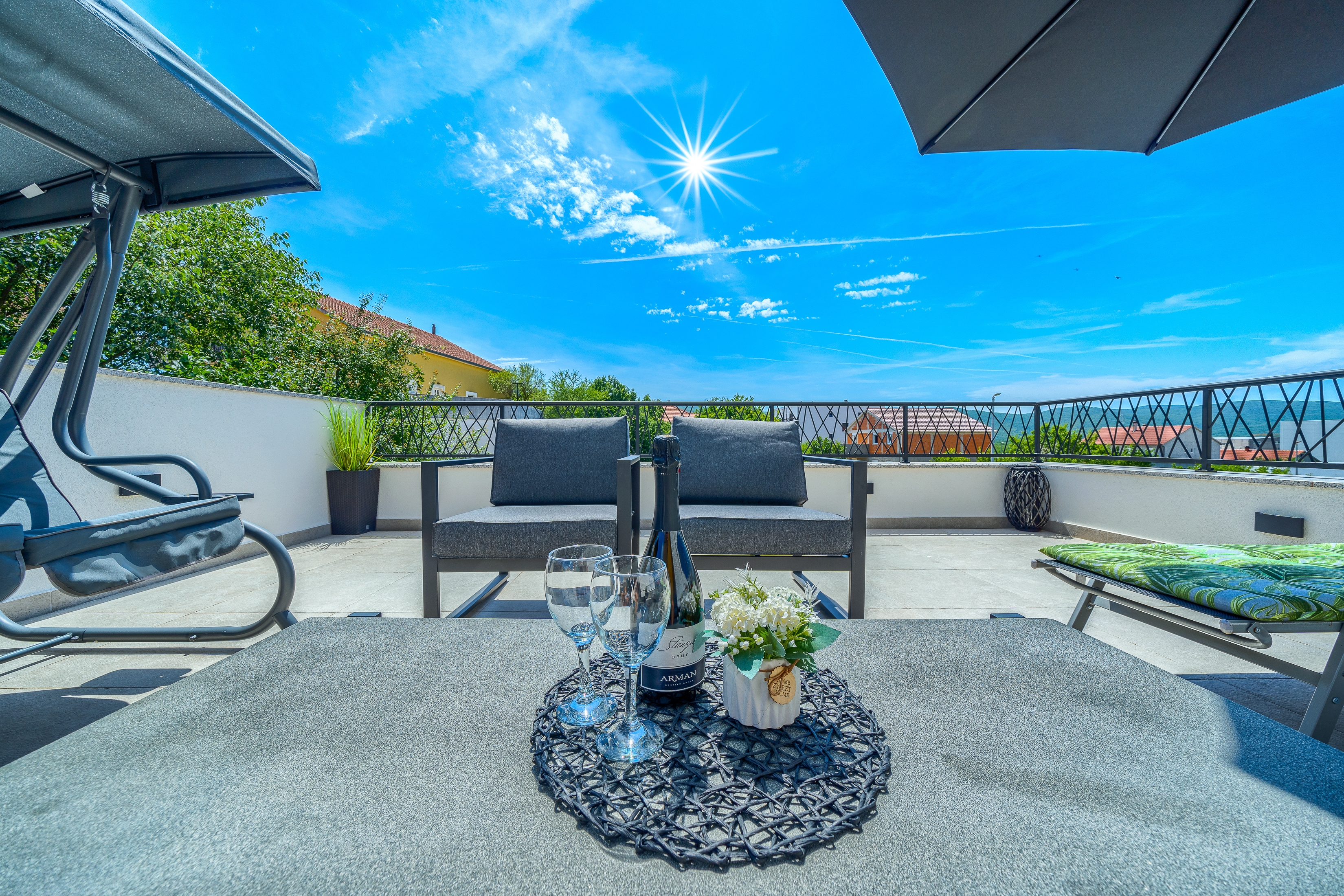 Comfortable and spacious house with terrace Dicmo, Zagora  K