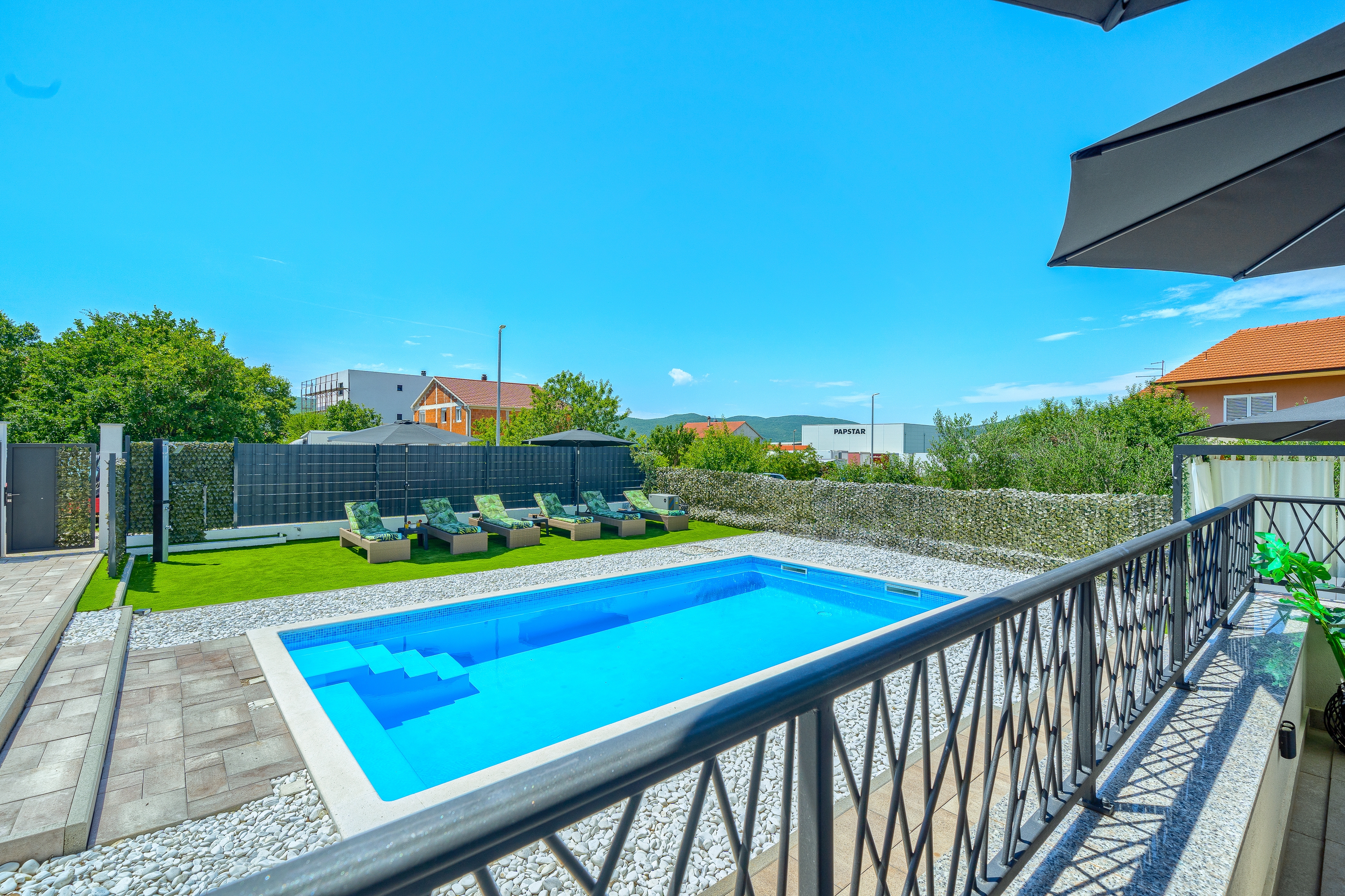 Comfortable and spacious house with terrace Dicmo, Zagora  K