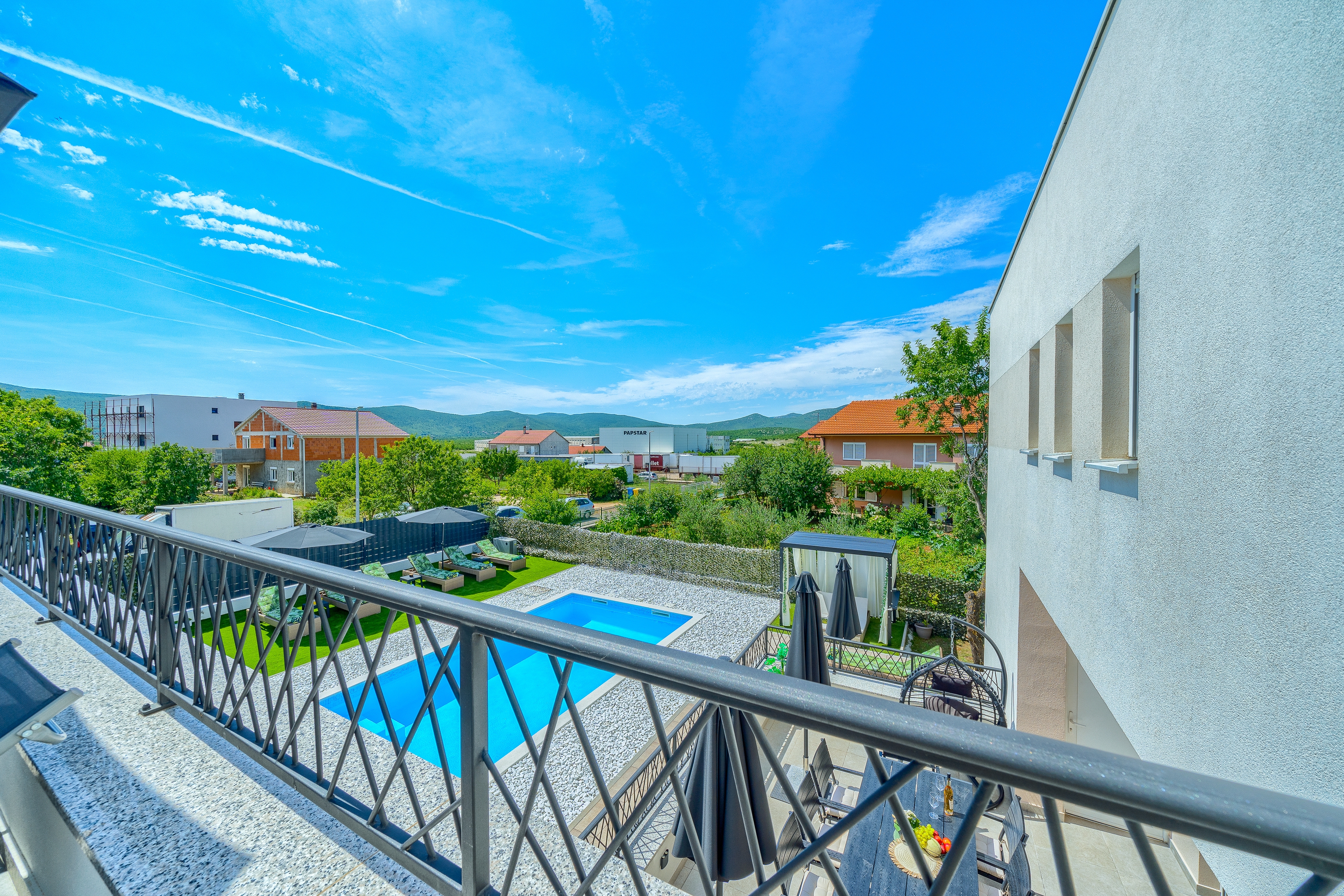 Comfortable and spacious house with terrace Dicmo, Zagora  K
