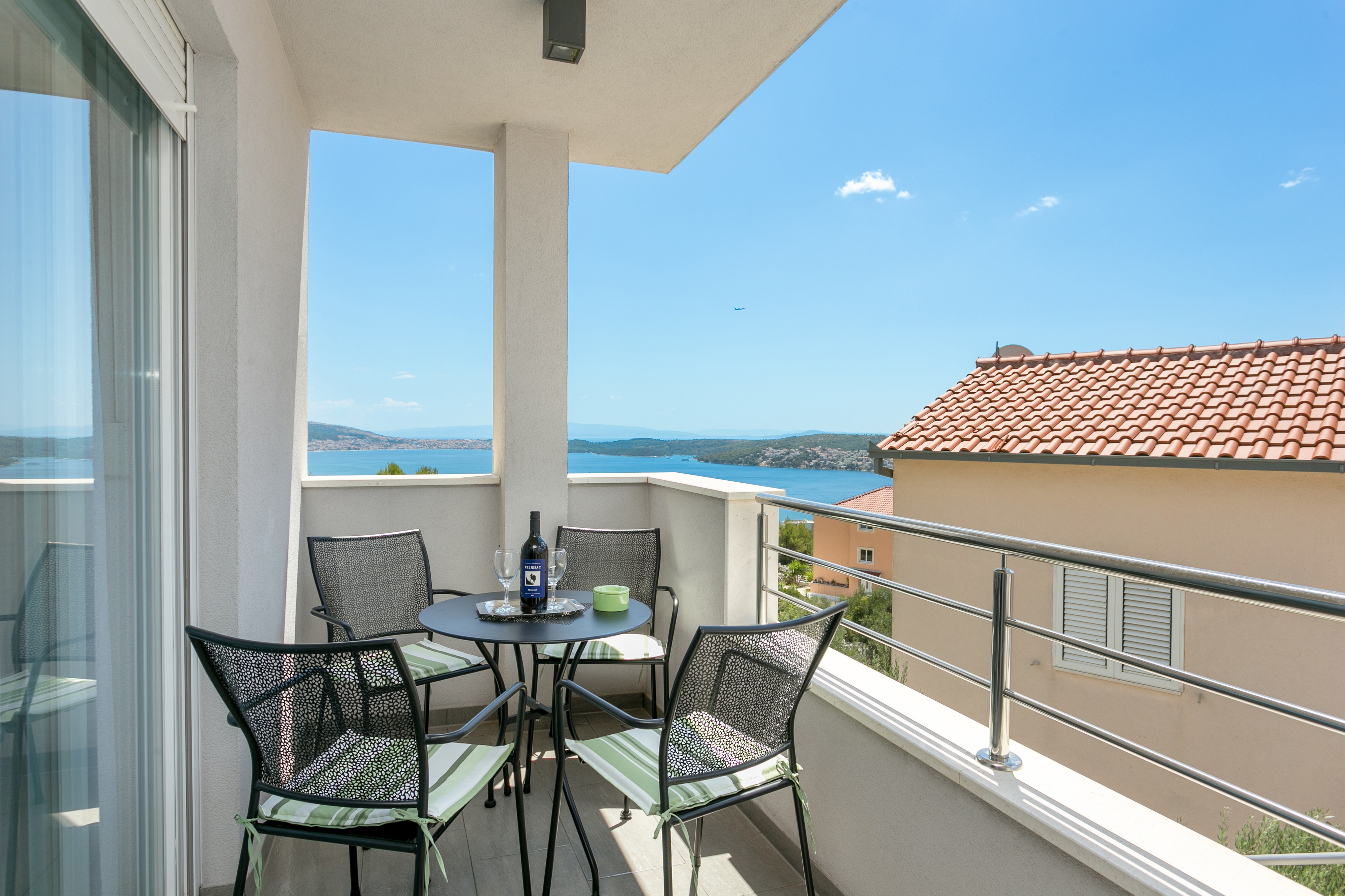 One bedroom apartment with balcony and sea view Seget Donji, Trogir (A-23273-a) One bedroom apartment with balcony and sea view Seget Donji, Trogir (A-23273-a)