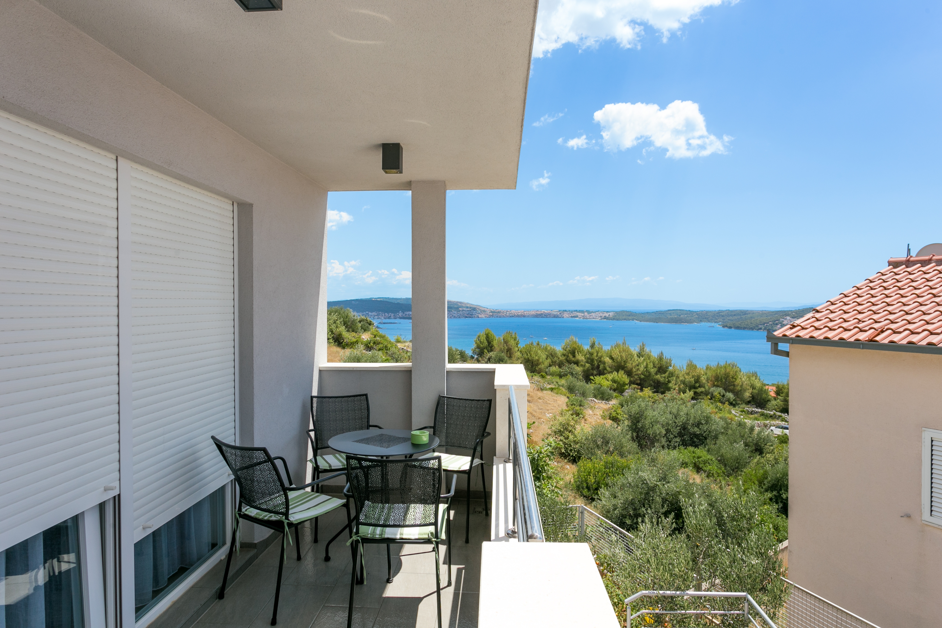 One bedroom apartment with balcony and sea view Seget Donji, Trogir  A-a