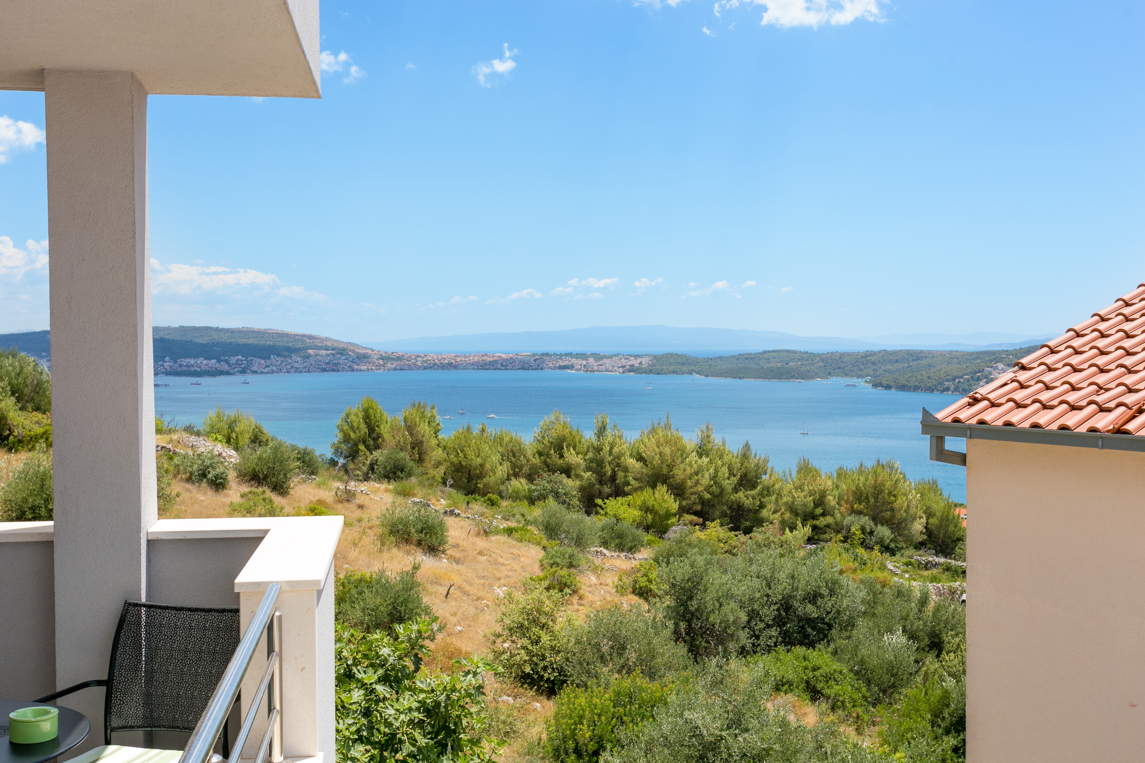 One bedroom apartment with balcony and sea view Seget Donji, Trogir  A-a