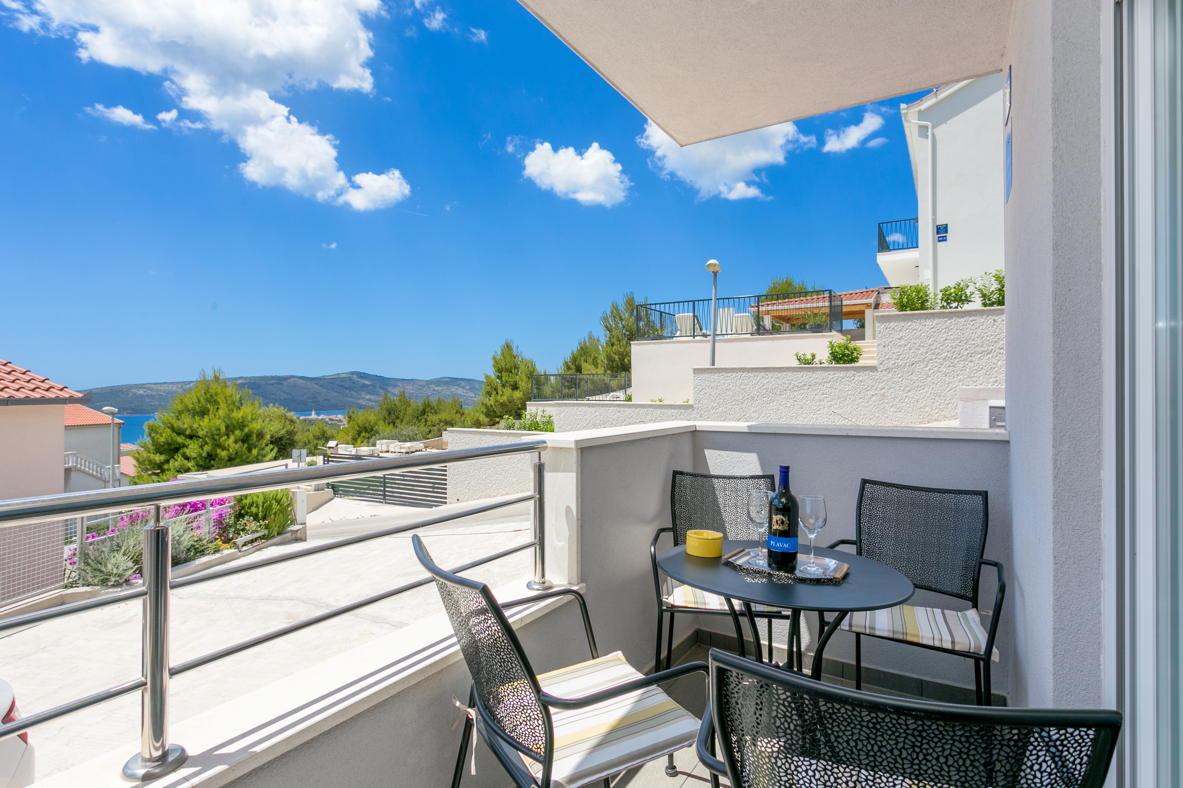 One bedroom apartment with balcony and sea view Seget Donji, Trogir  A-b