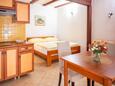 Povljana, Bedroom in the studio-apartment, (pet friendly) and WiFi.