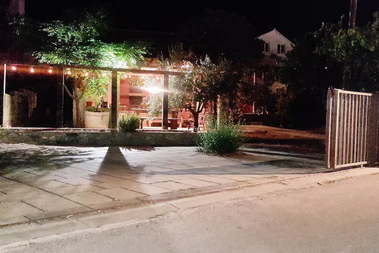 Trosobna kuća s terasom Jezera, Murter  K