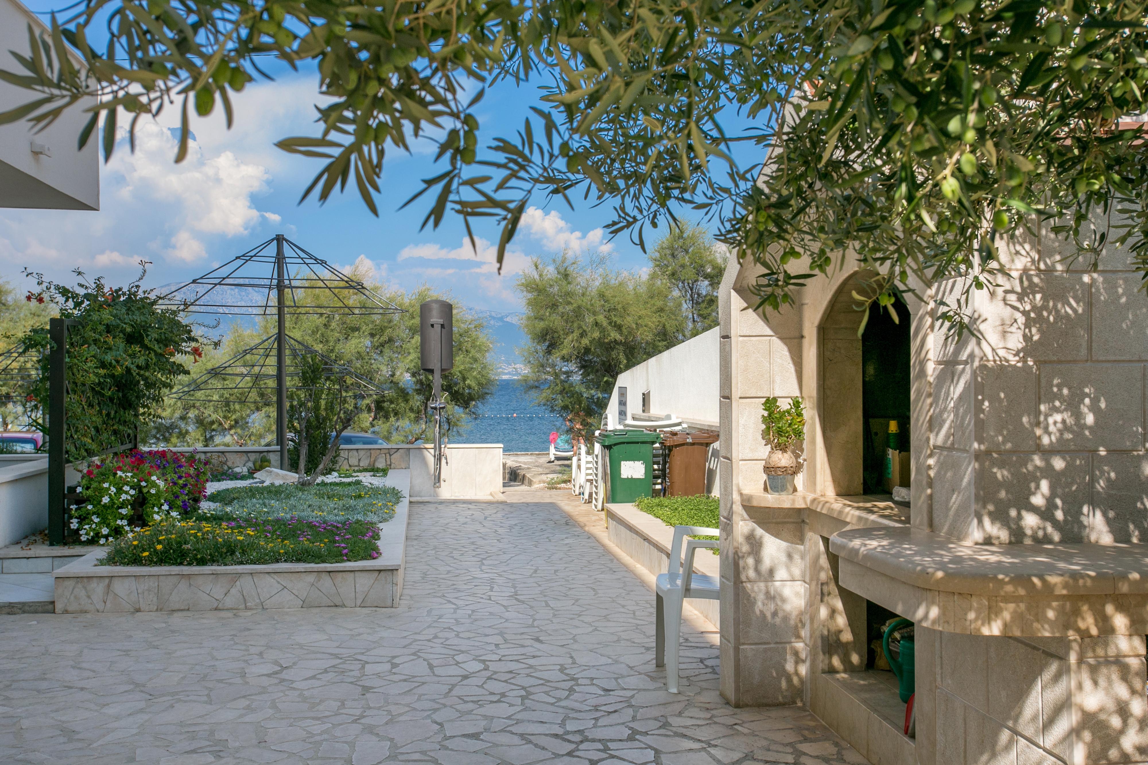 One bedroom apartment near beach Slatine, Čiovo (A-23332-d)