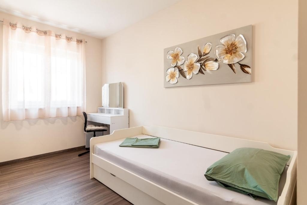 Two bedroom apartment with terrace and sea view Kaštel Stari, Kaštela  A-a